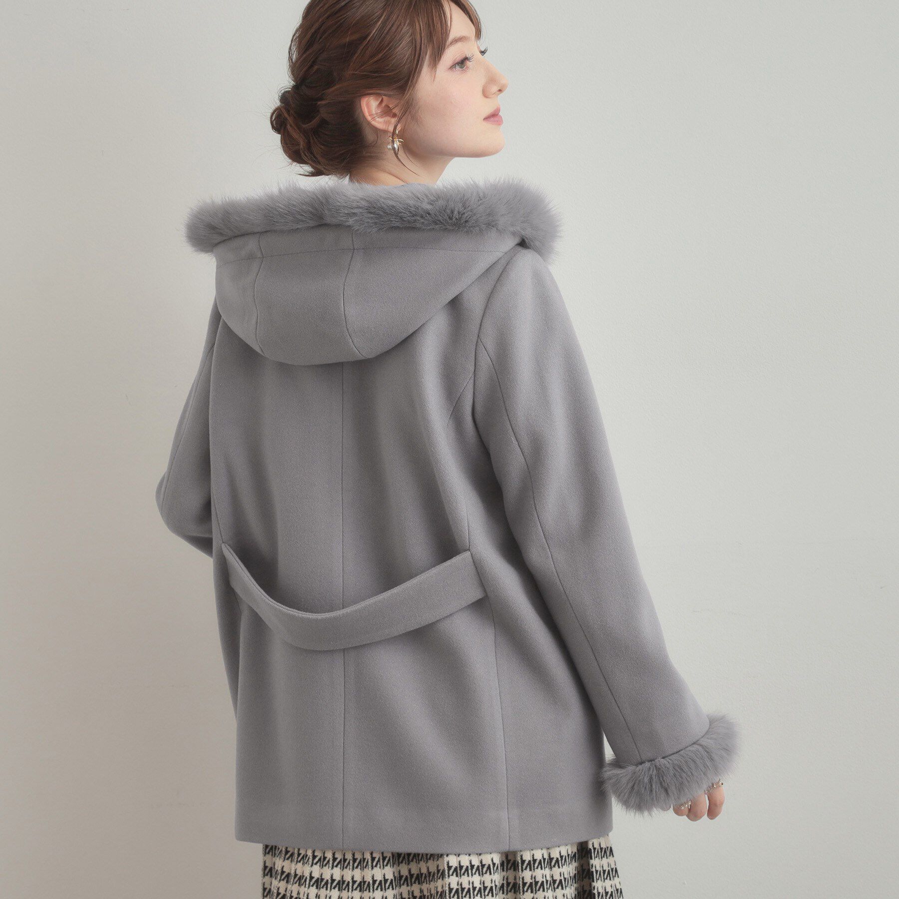 Couture broach「【大人可愛い・フード取り外し可能】フードフェイクファー ハーフ丈コート」|その他|