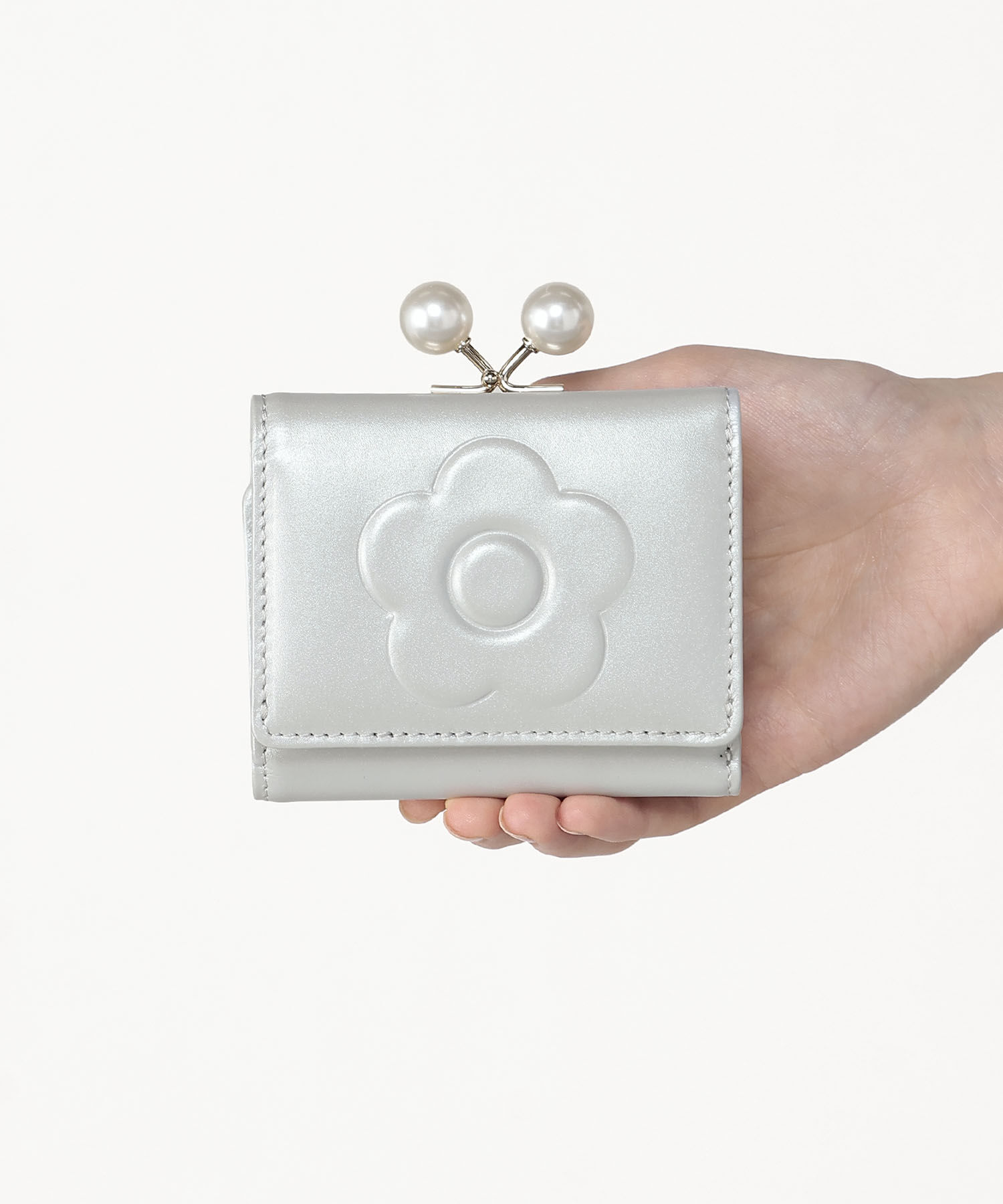 MARY QUANT「エンボスデイジーパール ガマ口ウォレット」|財布|パールブルー