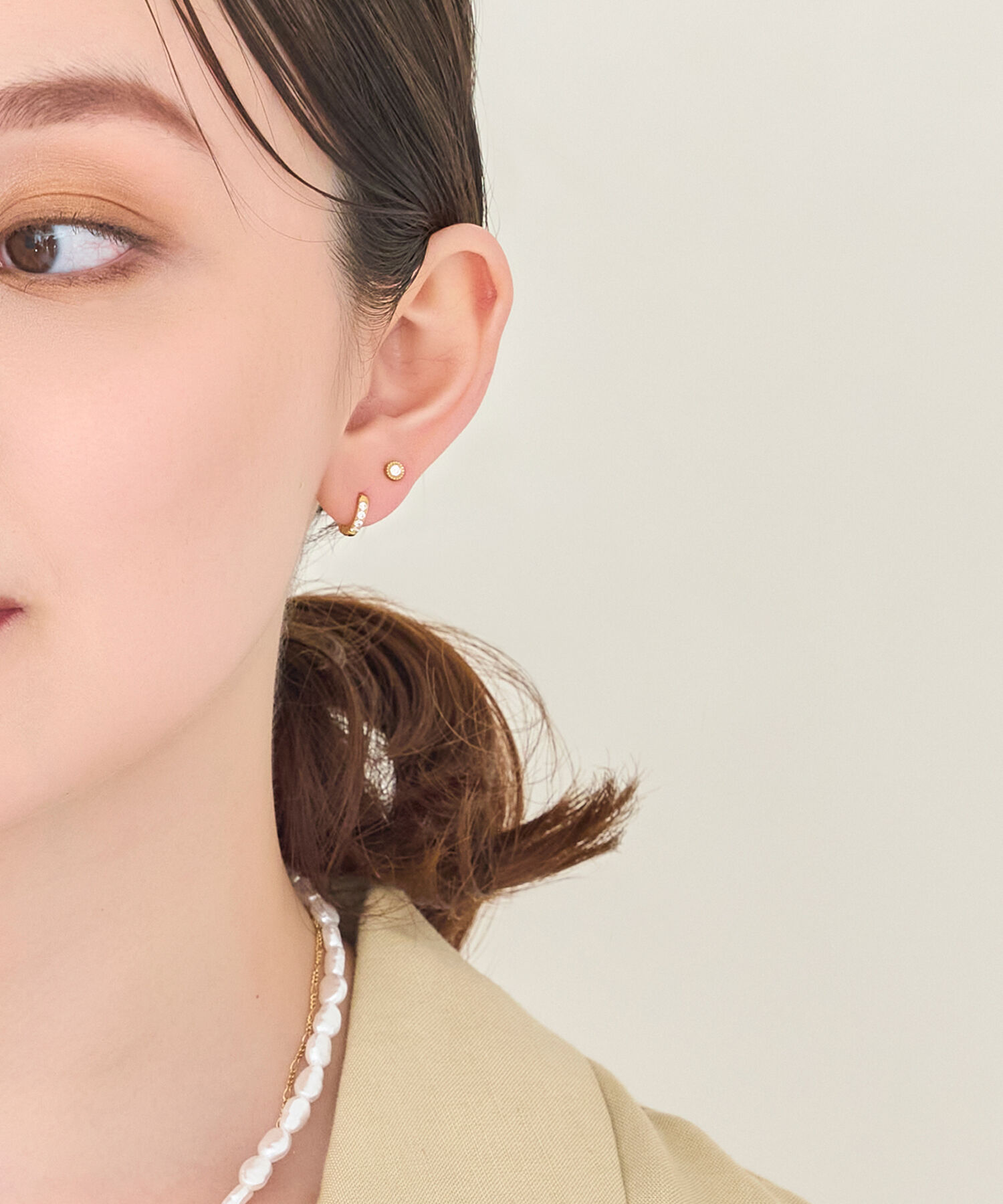 Phoebe「【金属アレルギー対応】ワンタッチビジューフープミニピアス　ゴールド/サージカルステンレス」|ピアス|