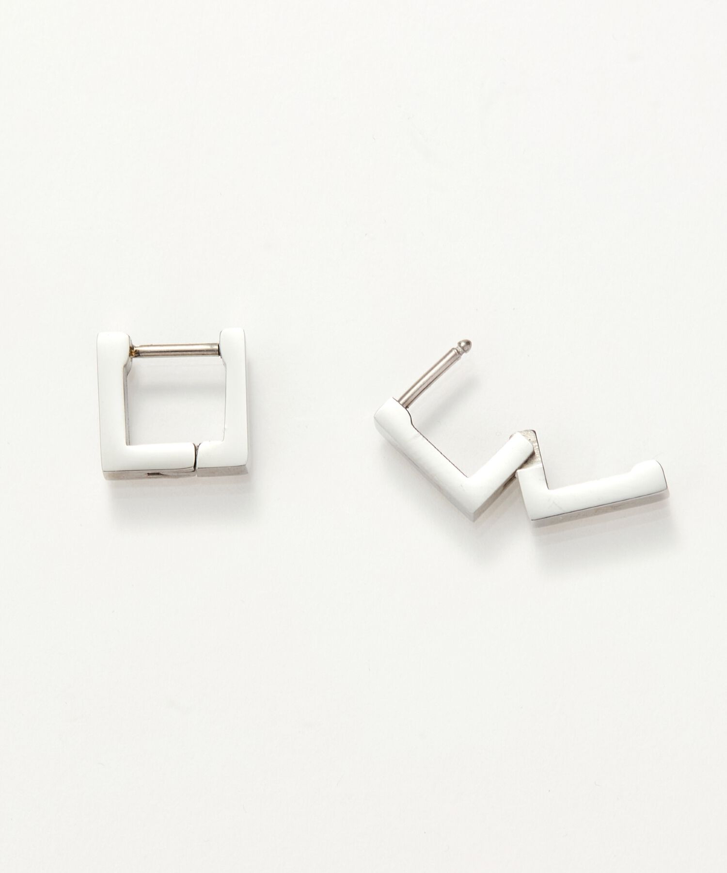 Phoebe「【金属アレルギー対応】ストレートスクエアフープピアス　シルバー/サージカルステンレス」|ピアス|