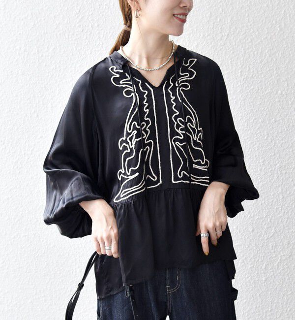 SHIPS any「SHIPS any:〈洗濯機可能〉サテン 刺繍 スキッパー ペプラム ブラウス」|シャツ・ブラウス|