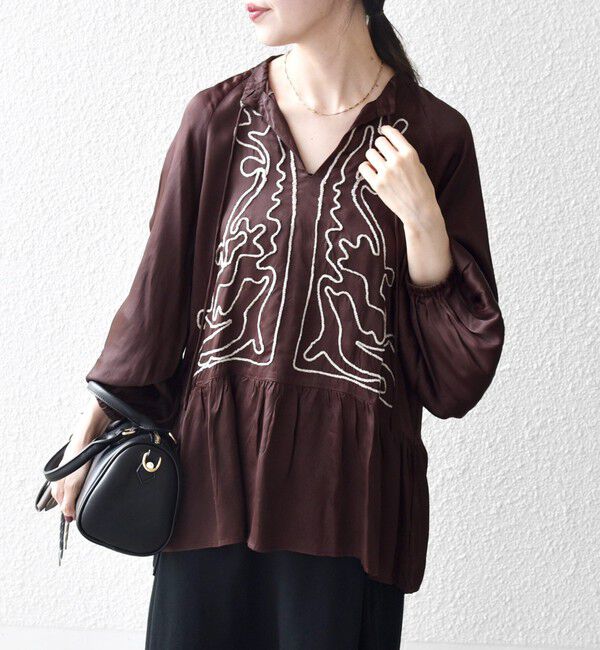 SHIPS any「SHIPS any:〈洗濯機可能〉サテン 刺繍 スキッパー ペプラム ブラウス」|シャツ・ブラウス|