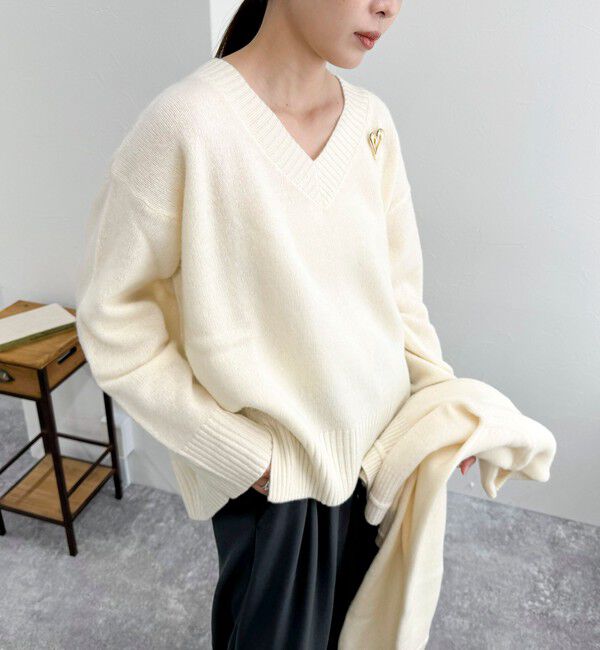 fredy emue「CASHMILE WOOL Vネックプルオーバー（ブローチ付き）」|ニット・セーター|