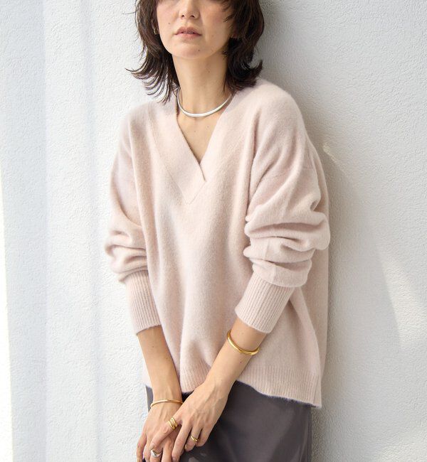  「【華やかな印象に】ヘアリーヤーン深Vネックニット」|ニット・セーター|