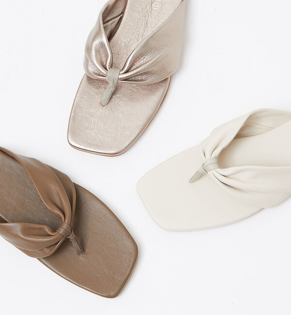 AU BANNISTER「●VINILO/フラット トングサンダル」|サンダル|