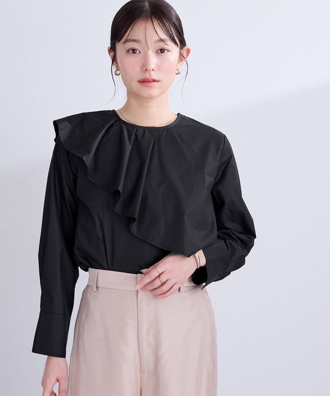 ur's「アシンメトリーラッフルデザインブラウス」|シャツ・ブラウス|ブラック