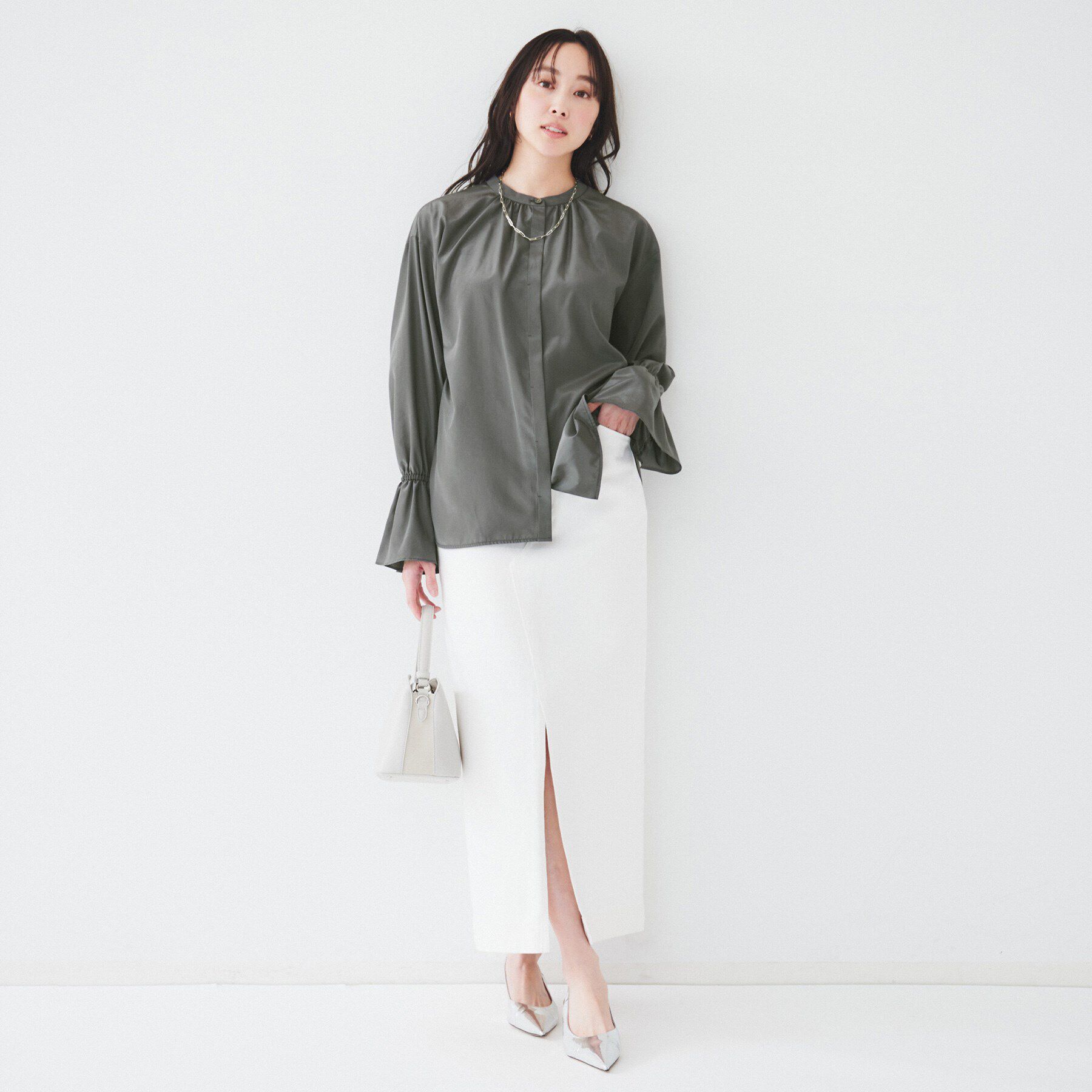 UNTITLED「【光沢感/フリル袖/前開き】バンドカラーギャザーブラウス」|シャツ・ブラウス|