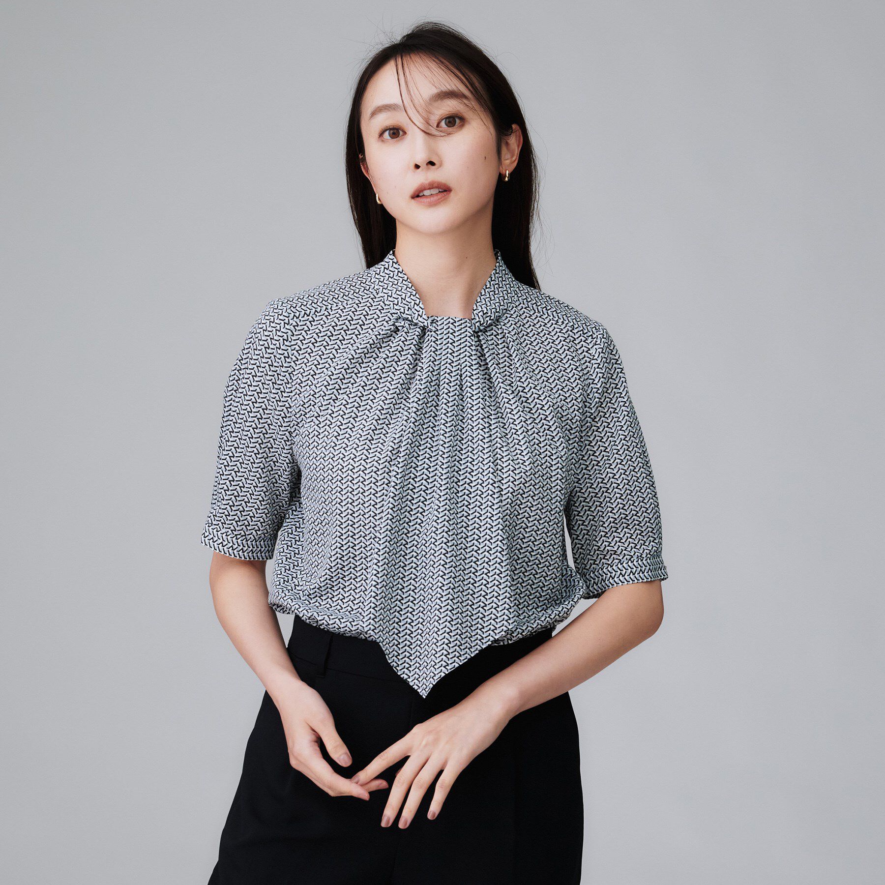 UNTITLED「【通勤/オフィス】ジオメ柄ボウタイブラウス」|シャツ・ブラウス|