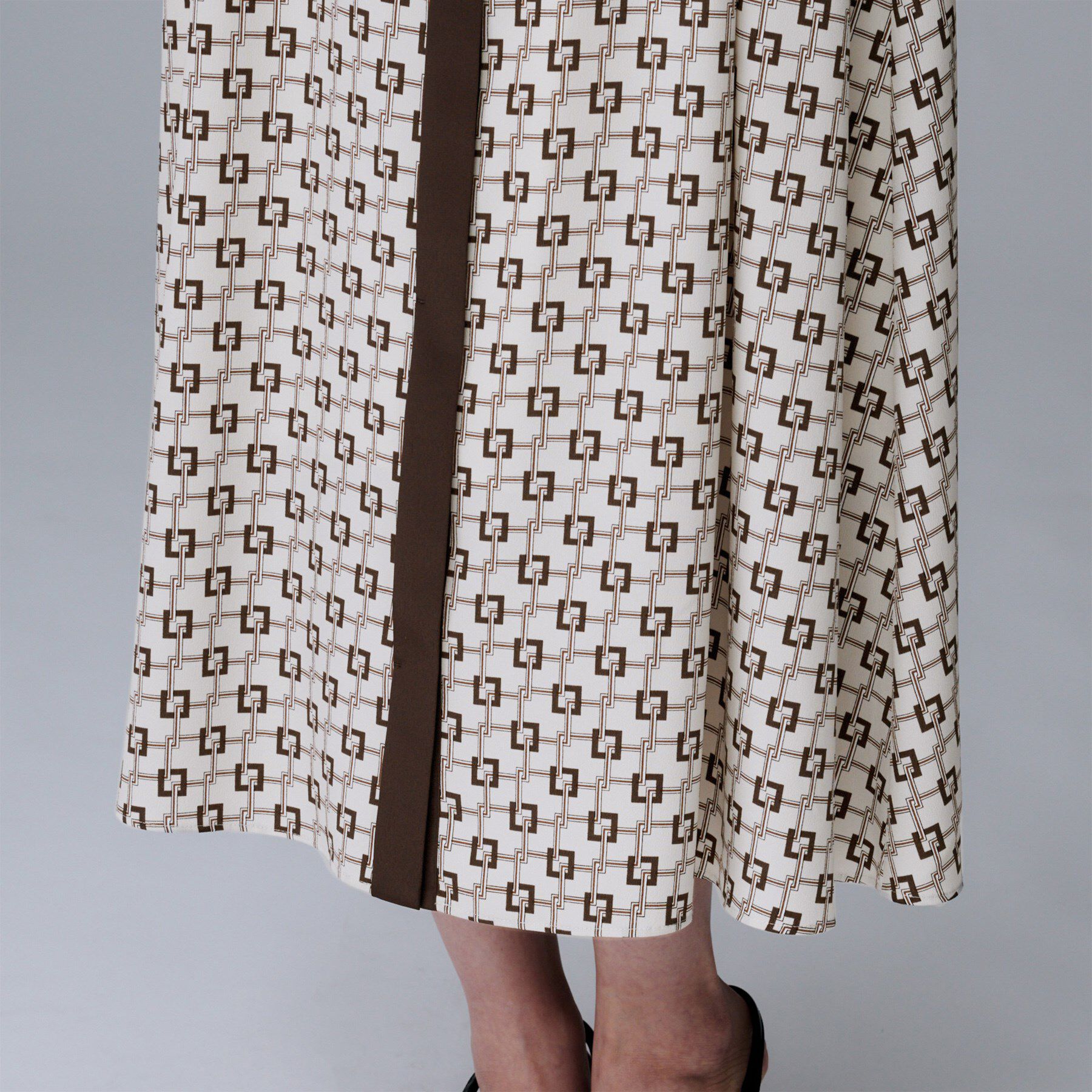 UNTITLED「【ウエストリボン/前開きボタン/レトロモダン】チェーン柄フレアワンピース」|ワンピース|