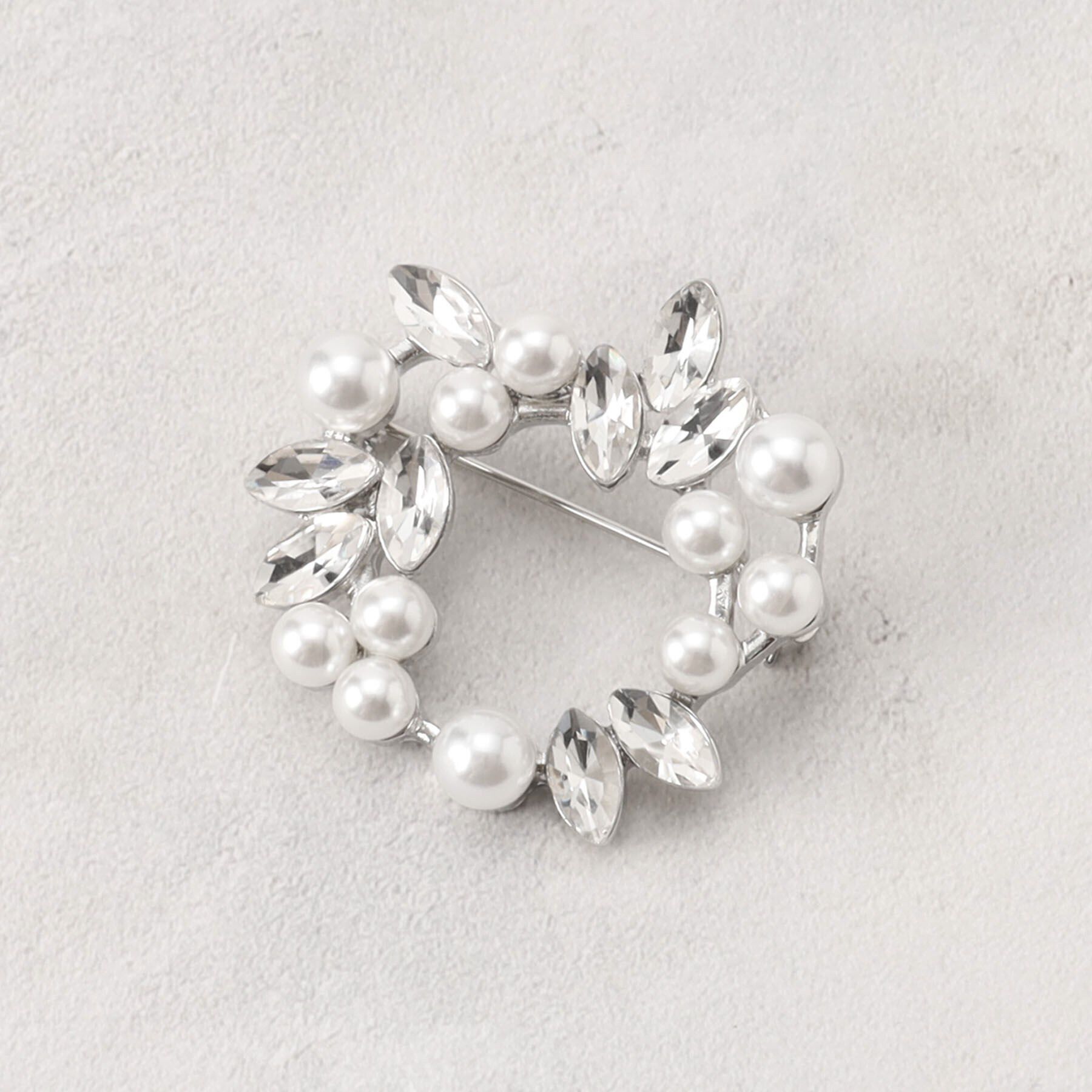 grove「パール調ビジューラウンドミニブローチ【入卒対応可】」|ブローチ・コサージュ|シルバー(006)