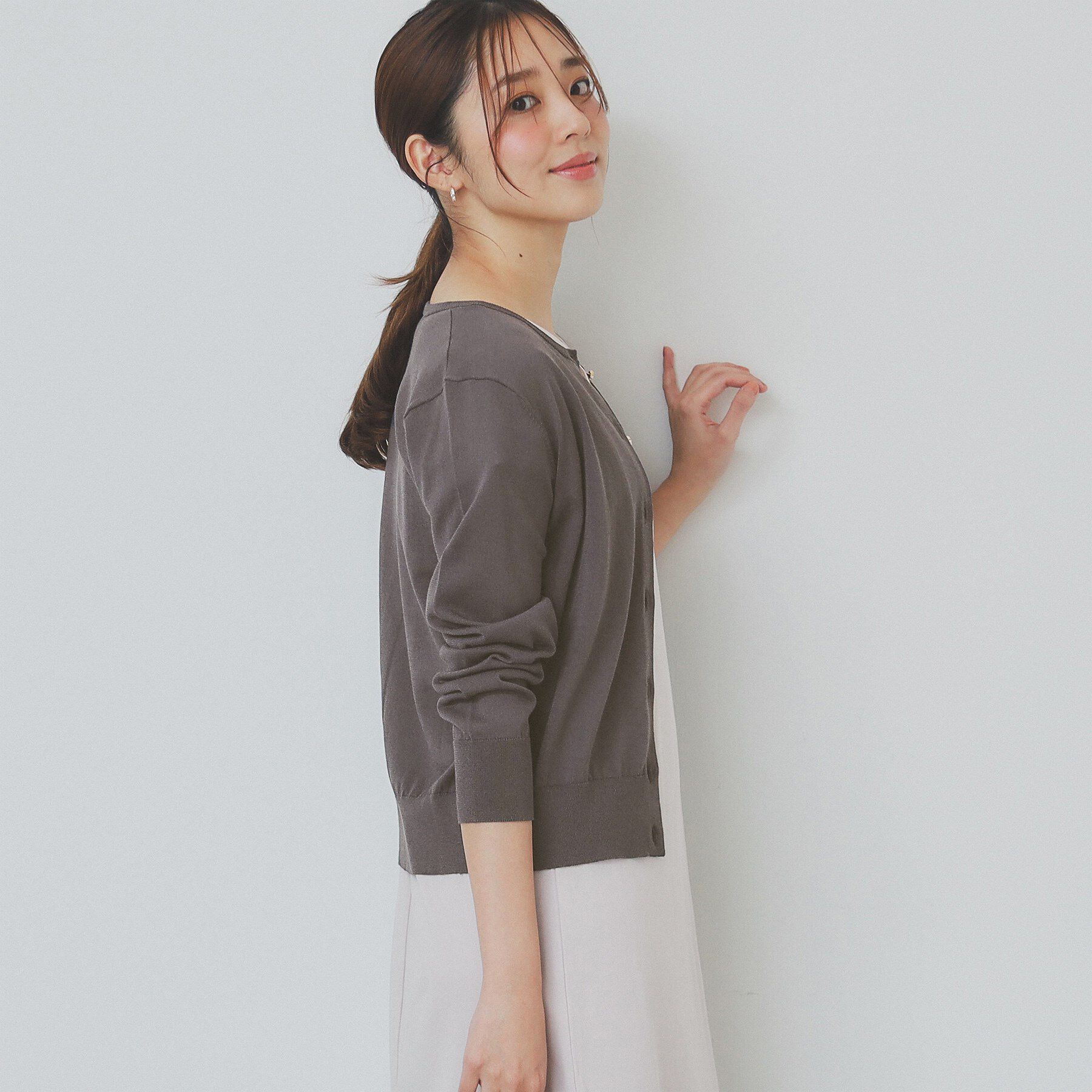 index「《7色展開/XS-LLサイズ》ビジューボタンニットカーディガン【洗濯機洗い可/抗ピル/接触冷感】」|カーディガン|