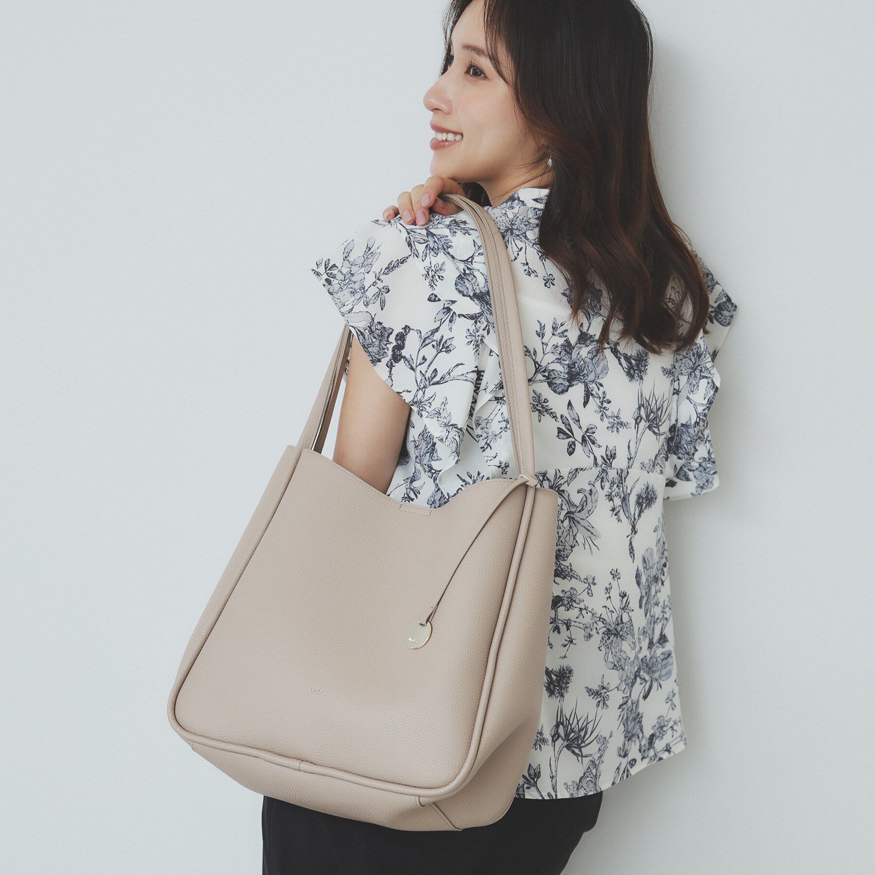 index「【A4サイズ収納可能】コインチャーム付きトートバッグ」|トートバッグ|