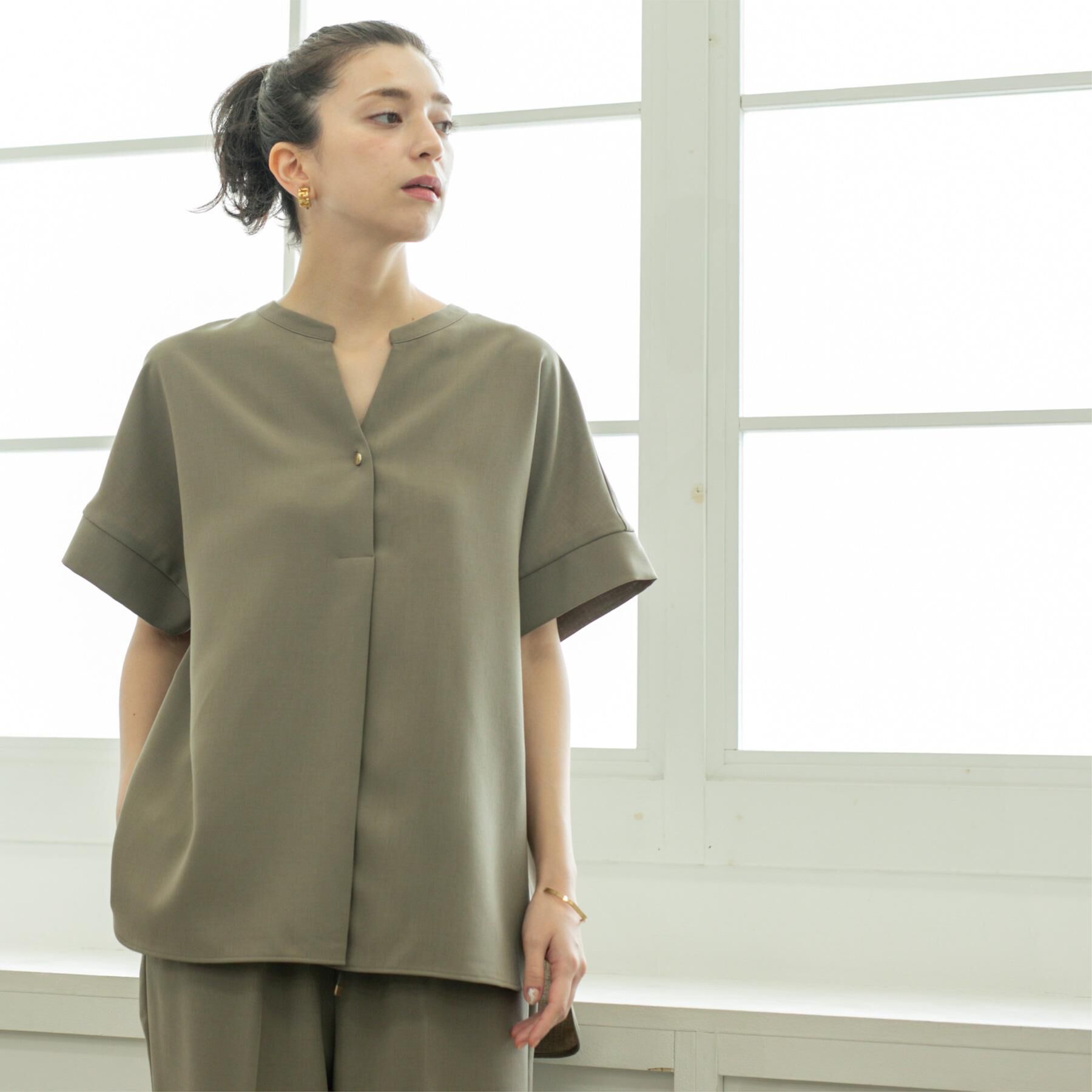 OPAQUE.CLIP「《5色展開/SS-LLサイズ》スキッパー金ボタンブラウス/セットアップ対応【防シワ/ストレッチ/洗濯」|シャツ・ブラウス|モカブラウン(842