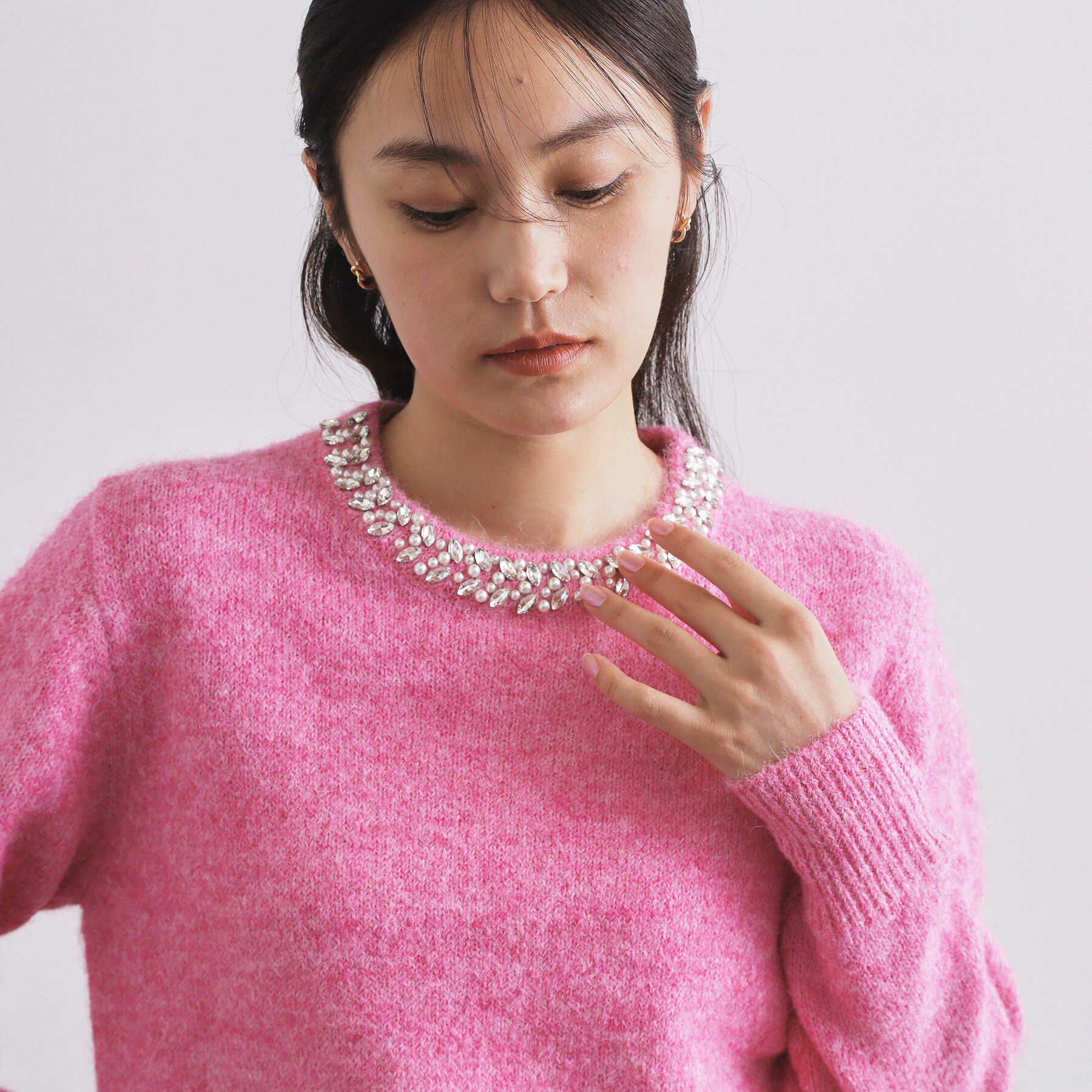 OPAQUE.CLIP「ビジューネックミドルゲージニット【洗濯機OK】」|ニット・セーター|