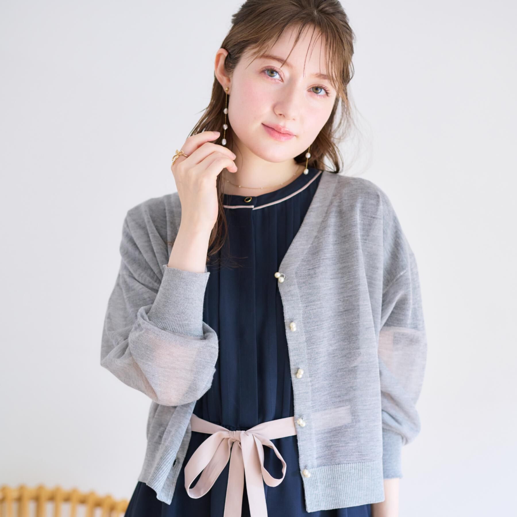 Couture broach「【上品な透け感・通勤】ダブルパール調釦シアーカーディガン」|カーディガン|
