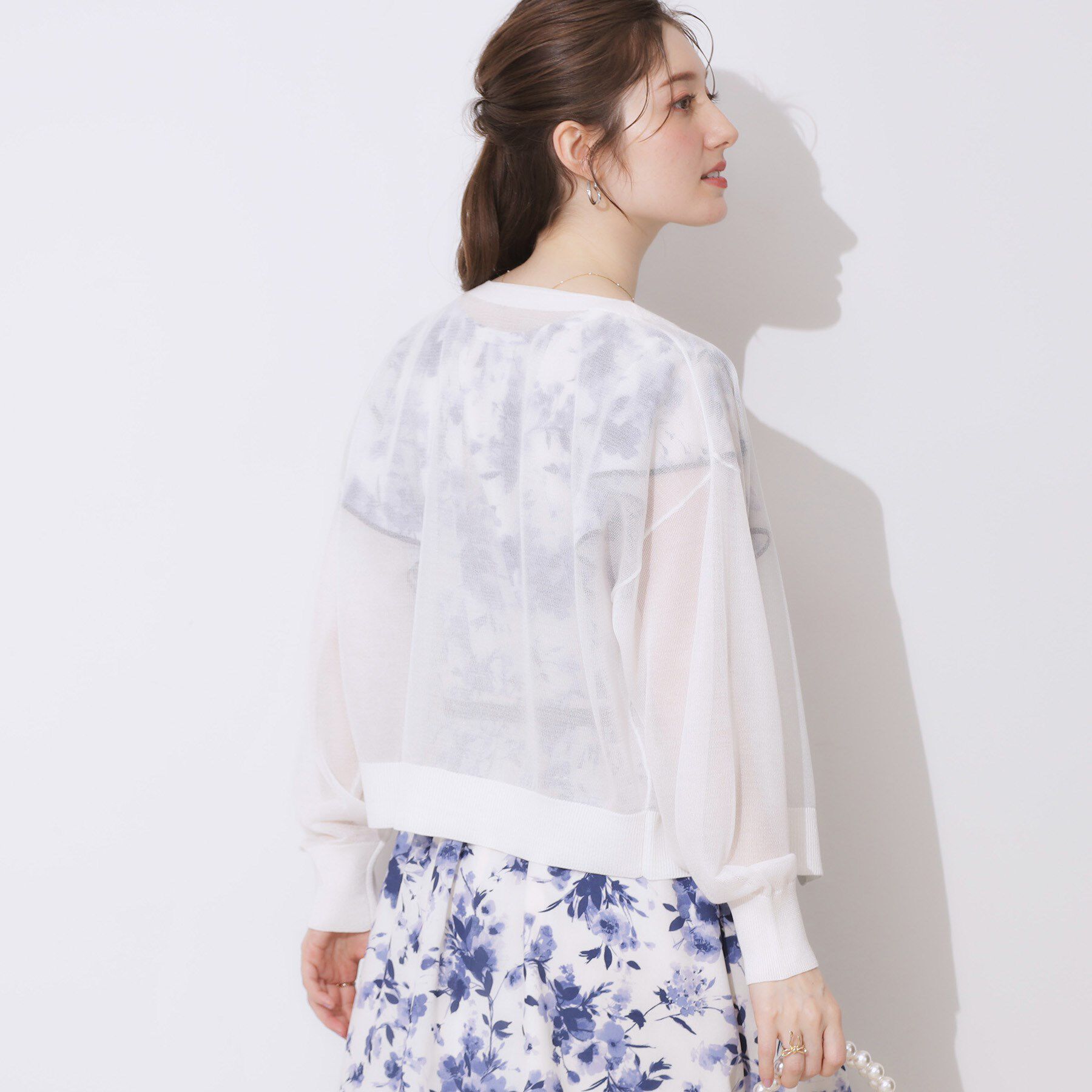 Couture broach「【上品な透け感・通勤】ダブルパール調釦シアーカーディガン」|カーディガン|