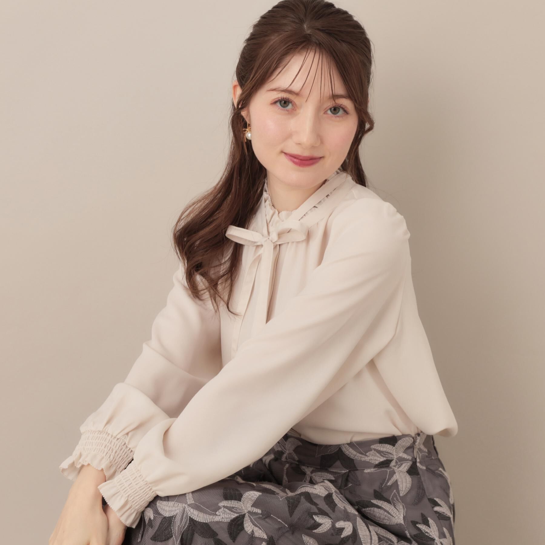 Couture broach「【フェミニン・通勤】タイ付きピコフリルブラウス」|シャツ・ブラウス|