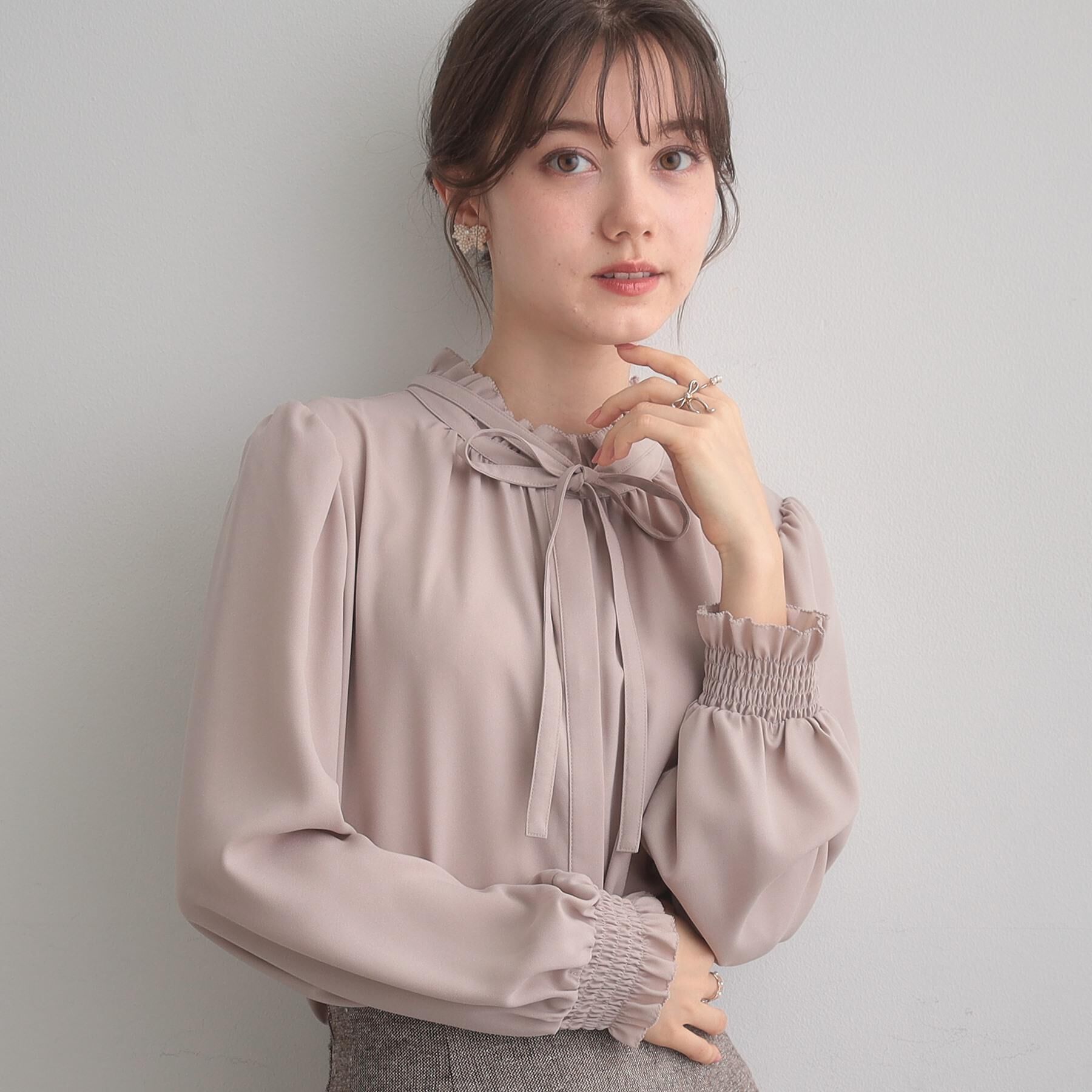 Couture broach「【フェミニン・通勤】タイ付きピコフリルブラウス」|シャツ・ブラウス|ピンクベージュ(05