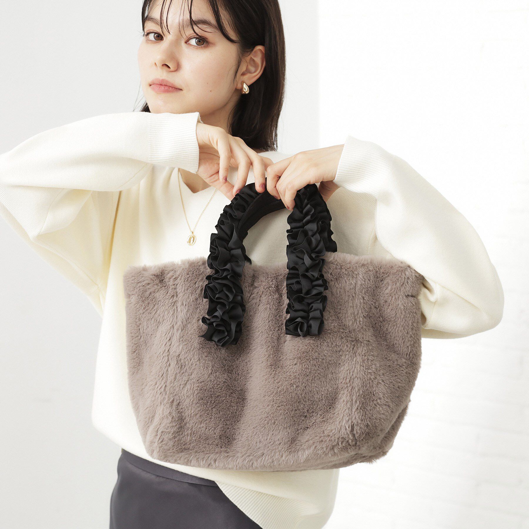THE SHOP TK「フリルハンドルフェイクファーバッグ」|トートバッグ|トープ(054)