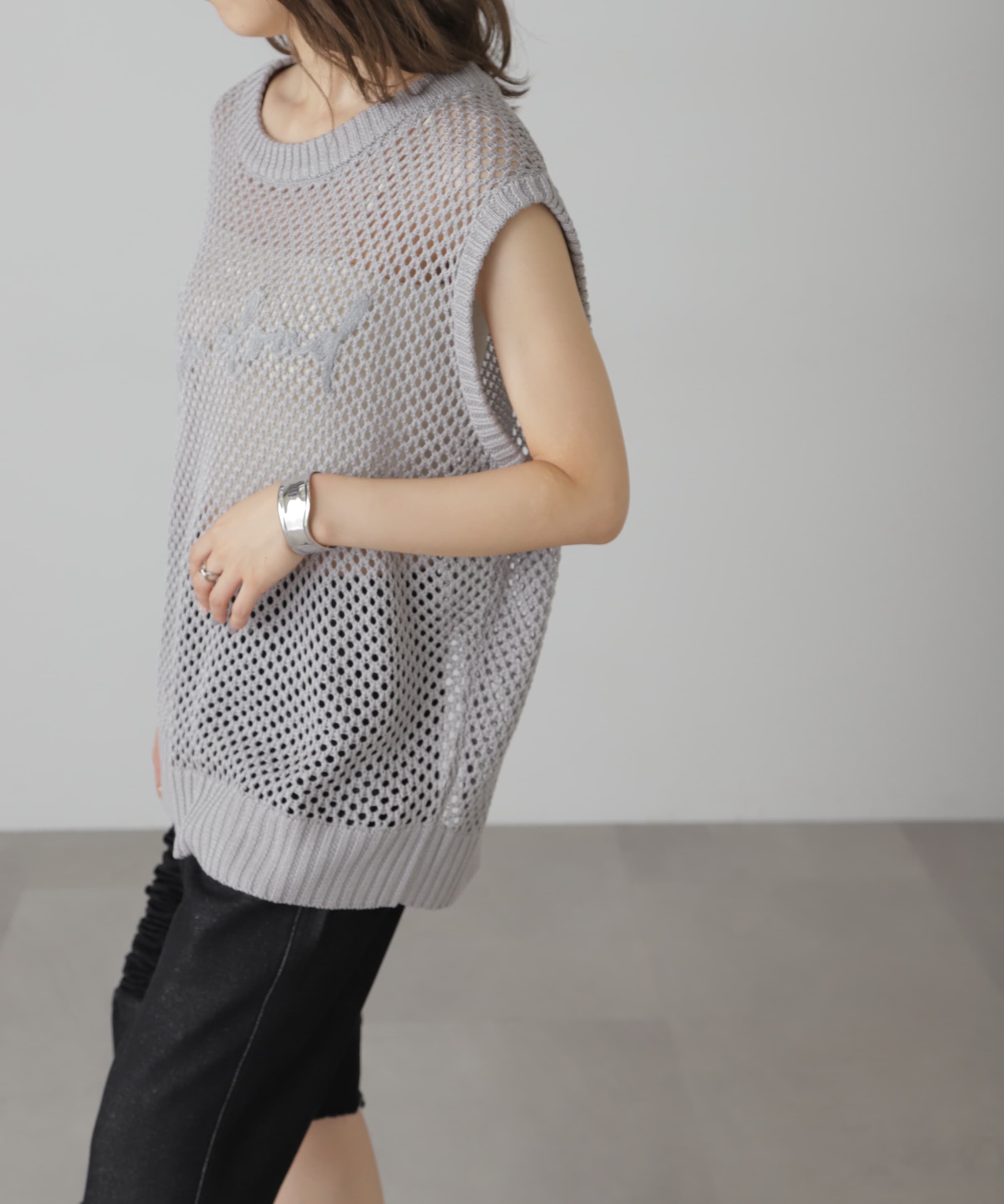  「メッシュロゴニットベスト」|ニット・セーター|