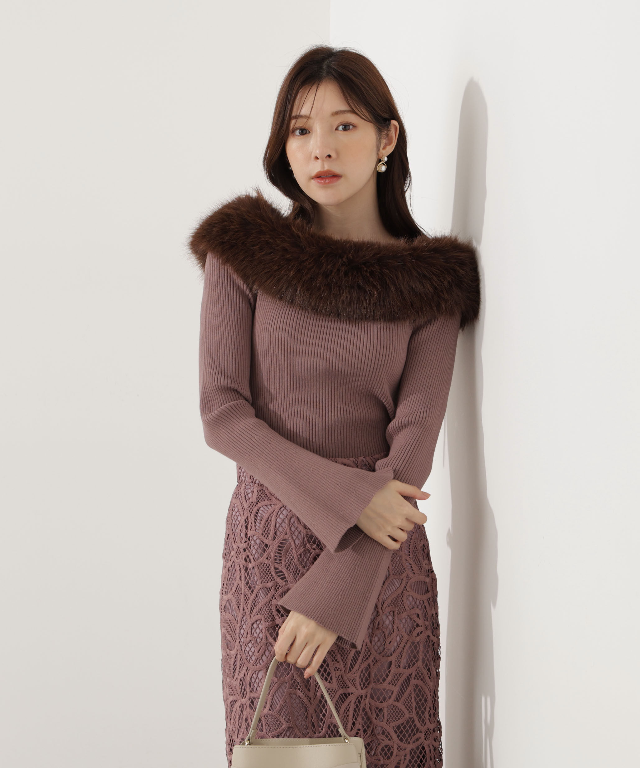 PROPORTION BODY DRESSING「フェイクファー付きオフショルニット 25AW」|ニット・セーター|モカ1