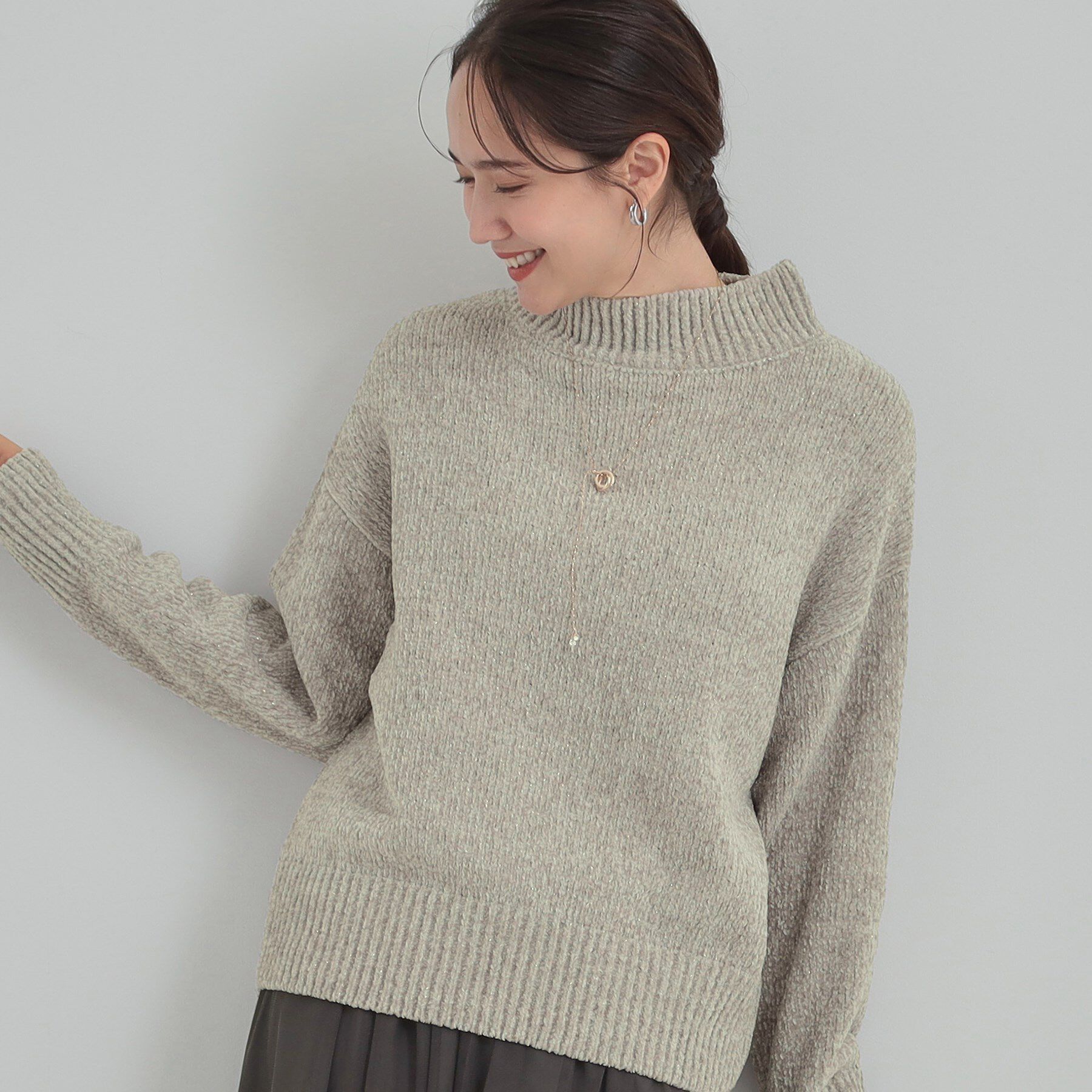 SHOO･LA･RUE「【S-LL】ほんのりラメで女性らしい ベロアモールモックネックニット」|ニット・セーター|ライトグレー(011