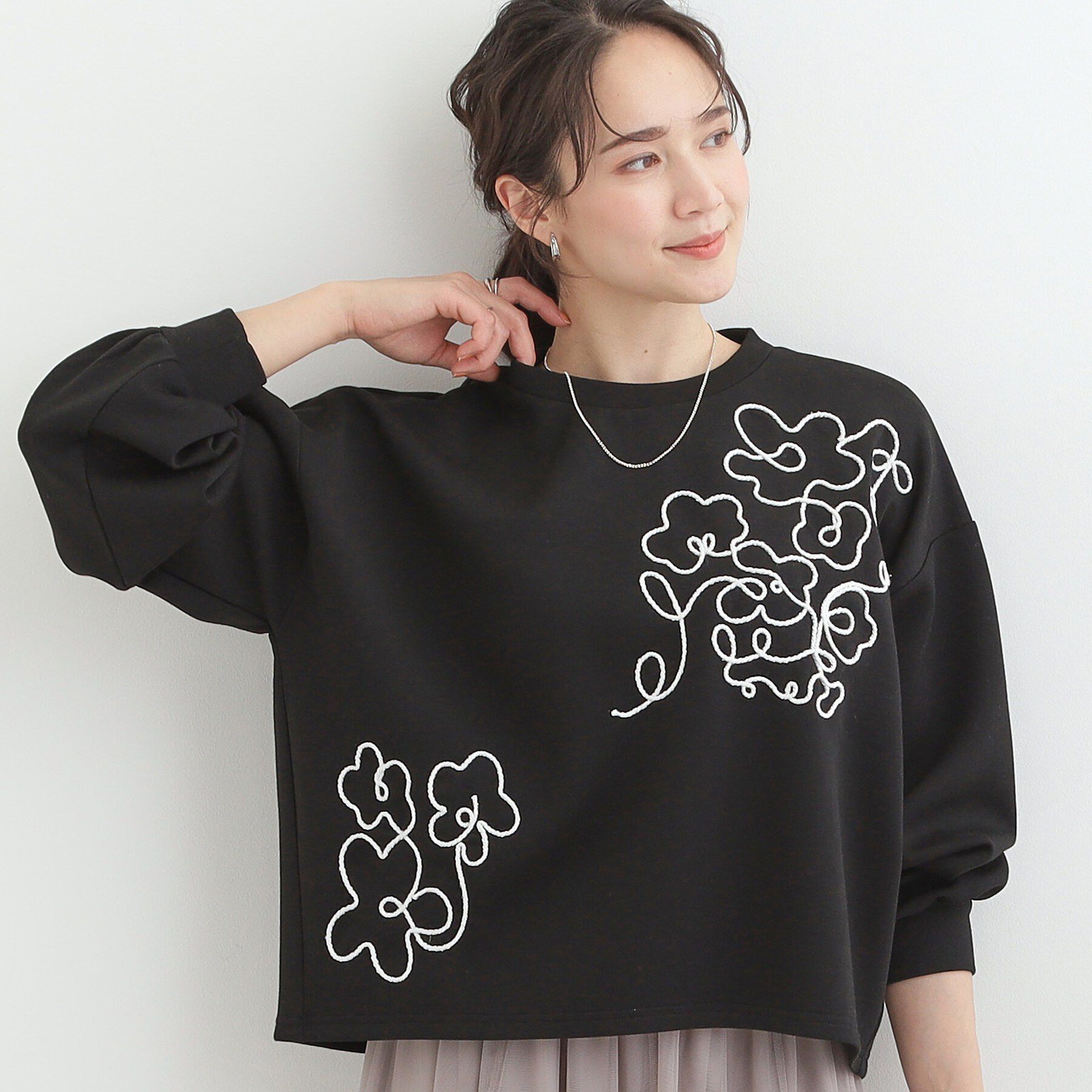 SHOO･LA･RUE「【S-LL】美しいシルエット お花ロープ刺繍ダンボールトップス」|Tシャツ・カットソー|ブラック(019)