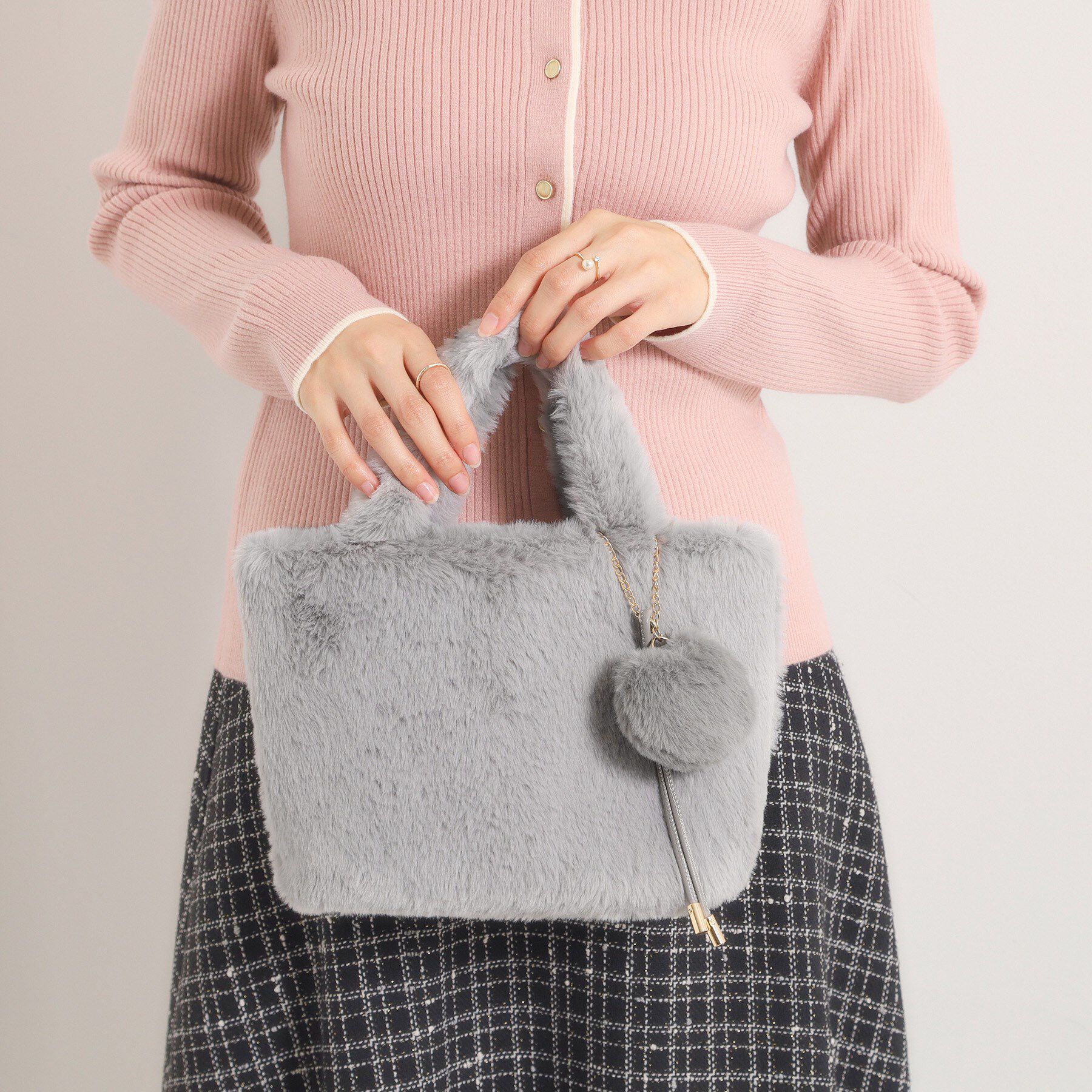 ITS&rsquo;DEMO「チャーム付きフェイクファートート」|トートバッグ|グレー(012)