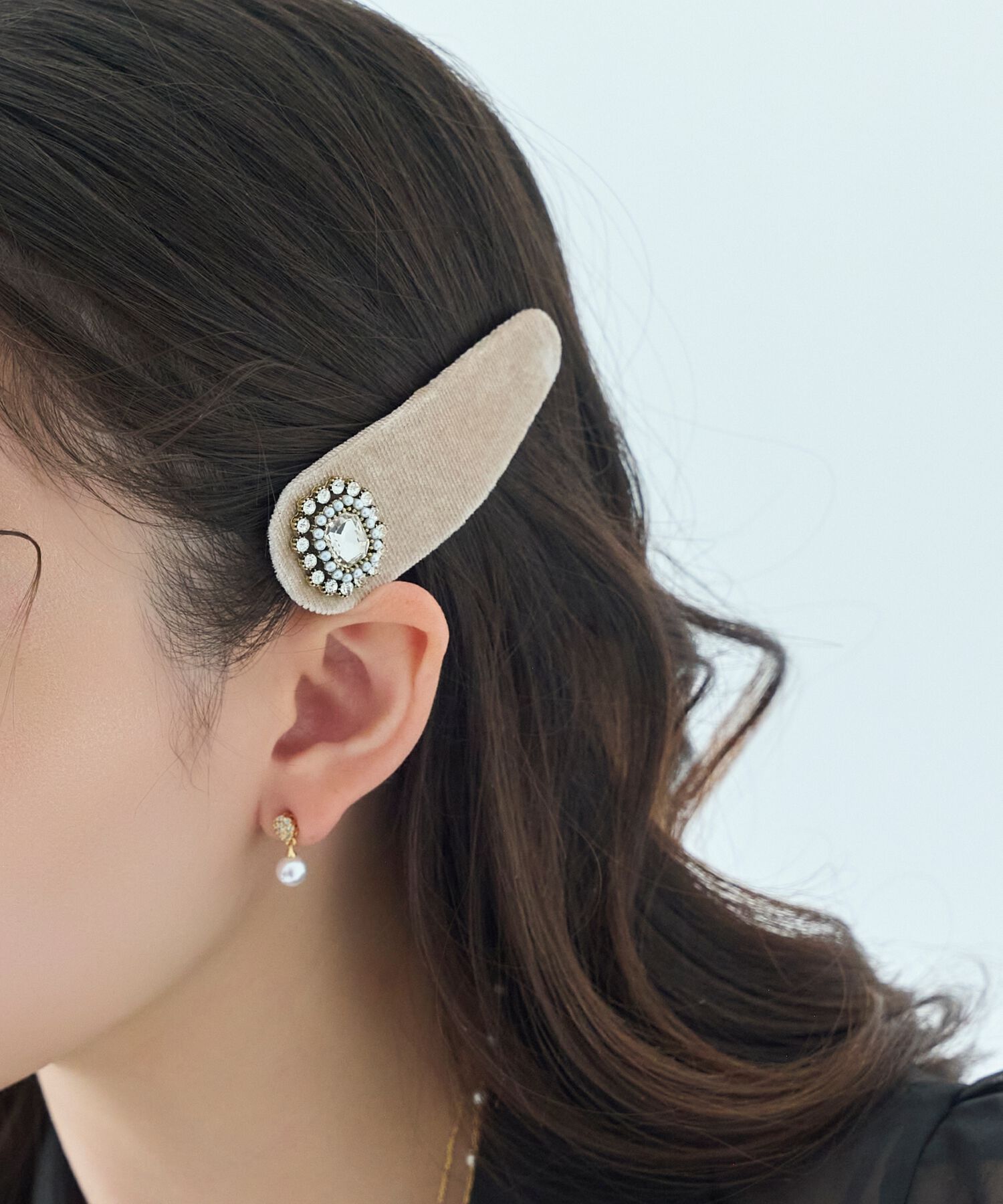  「【生産終了】クラッシービジューヘアピン　ベージュ/ベロア　結婚式 入学式 卒業式」|ヘアバンド|ベージュ