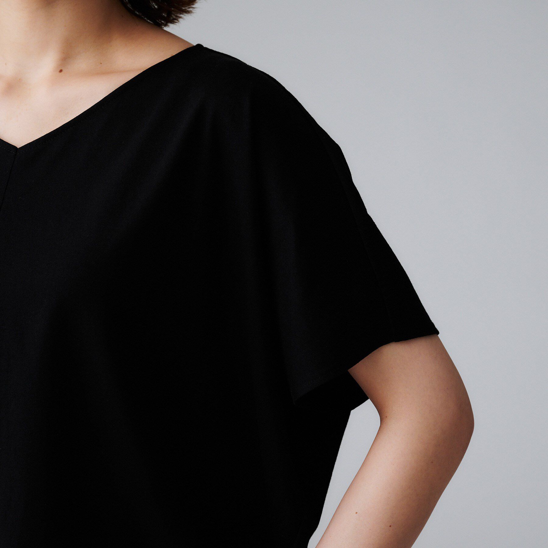UNTITLED「【接触冷感/洗える】Vネックコットンプルオーバー」|Tシャツ・カットソー|