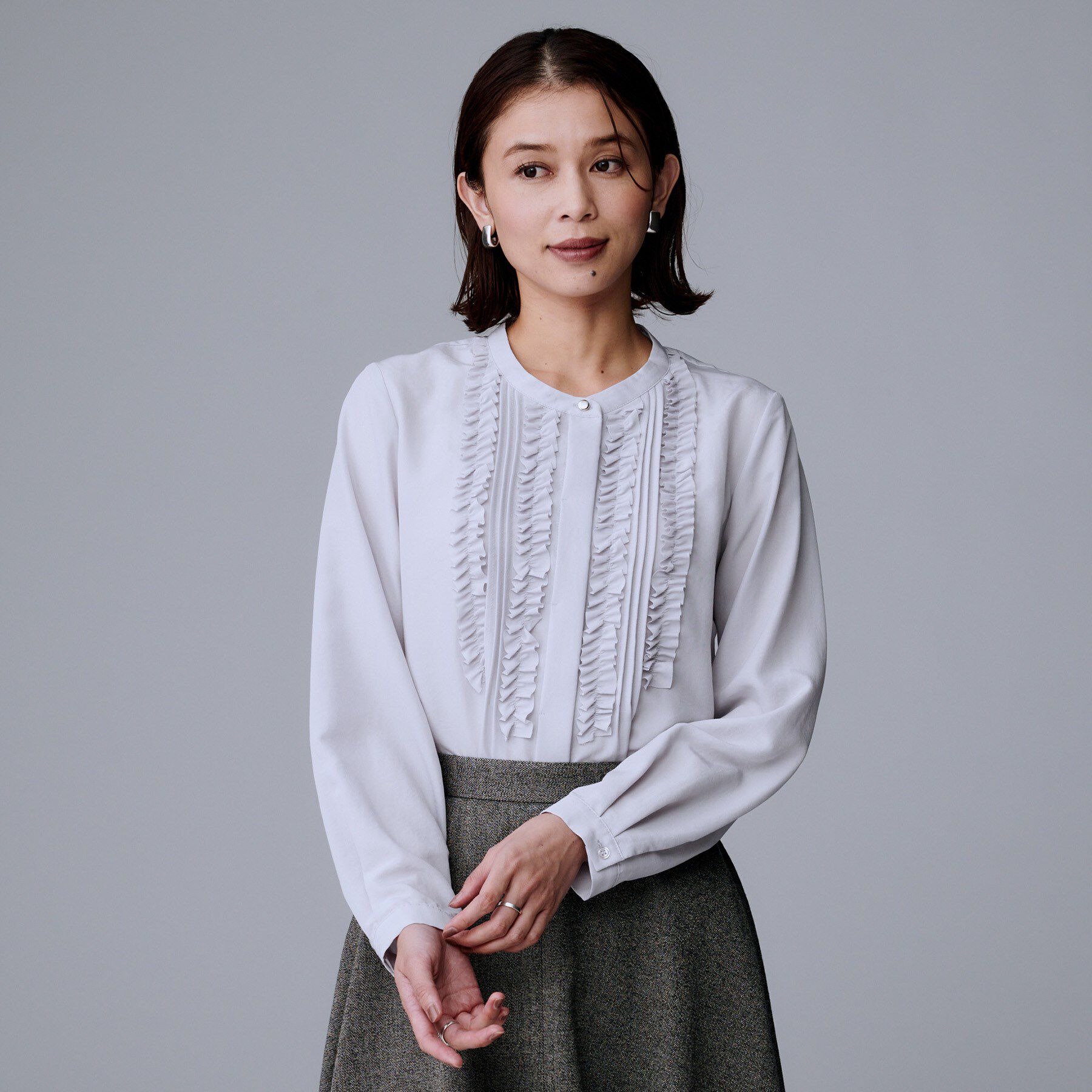 UNTITLED「【1枚で着映え/オンオフ着回し】フリルサテンブラウス」|シャツ・ブラウス|