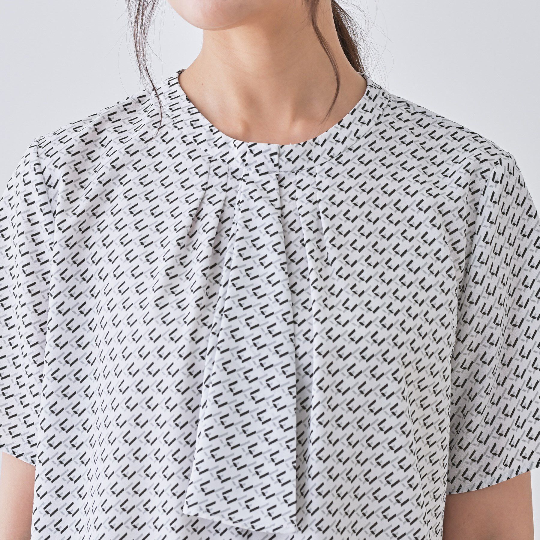 INDIVI「【洗える／UVケア】幾何学柄＆無地ボウタイブラウス」|シャツ・ブラウス|