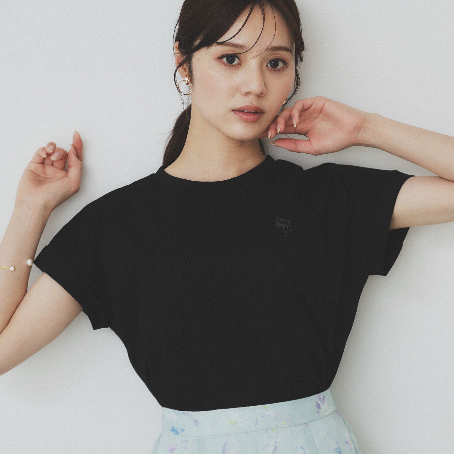 index「《6色展開/S-3Lサイズ》フラワー刺繍Tシャツ【汗ジミ防止/吸水速乾/接触冷感/UVケア/洗濯機洗」|Tシャツ・カットソー|ブラック(019)