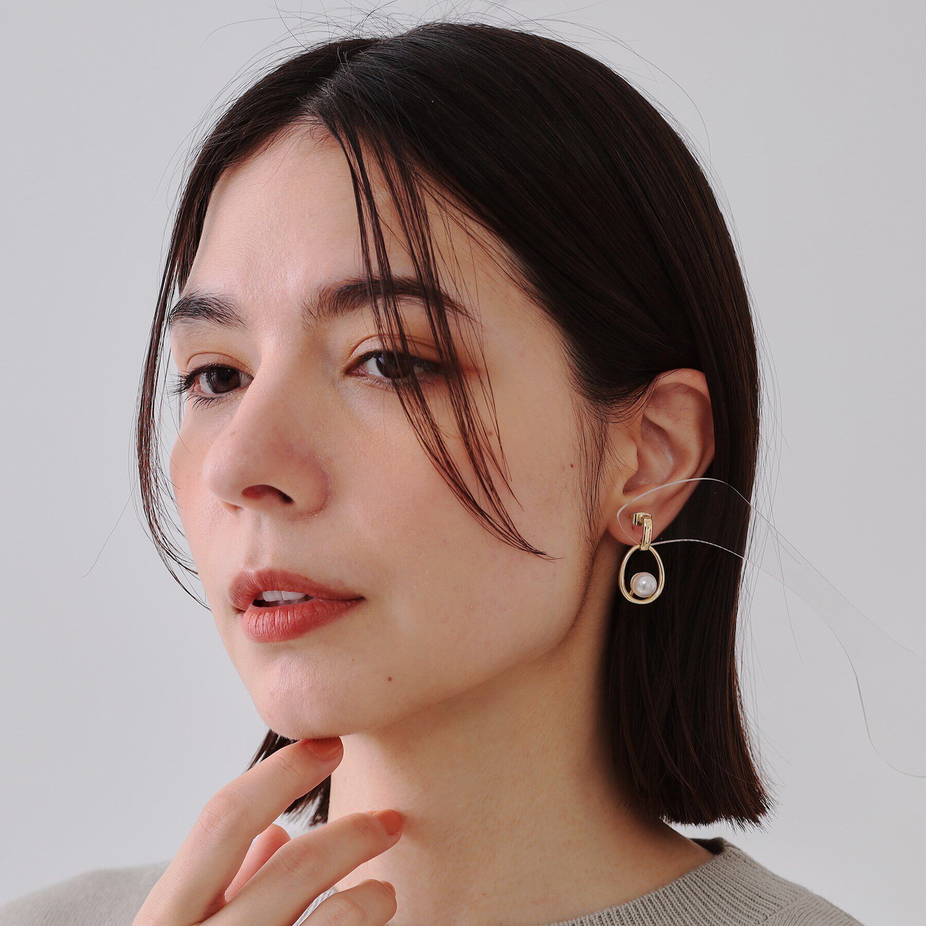 OPAQUE.CLIP「メタルオーバル&times;フェイクパールピアス」|ピアス|