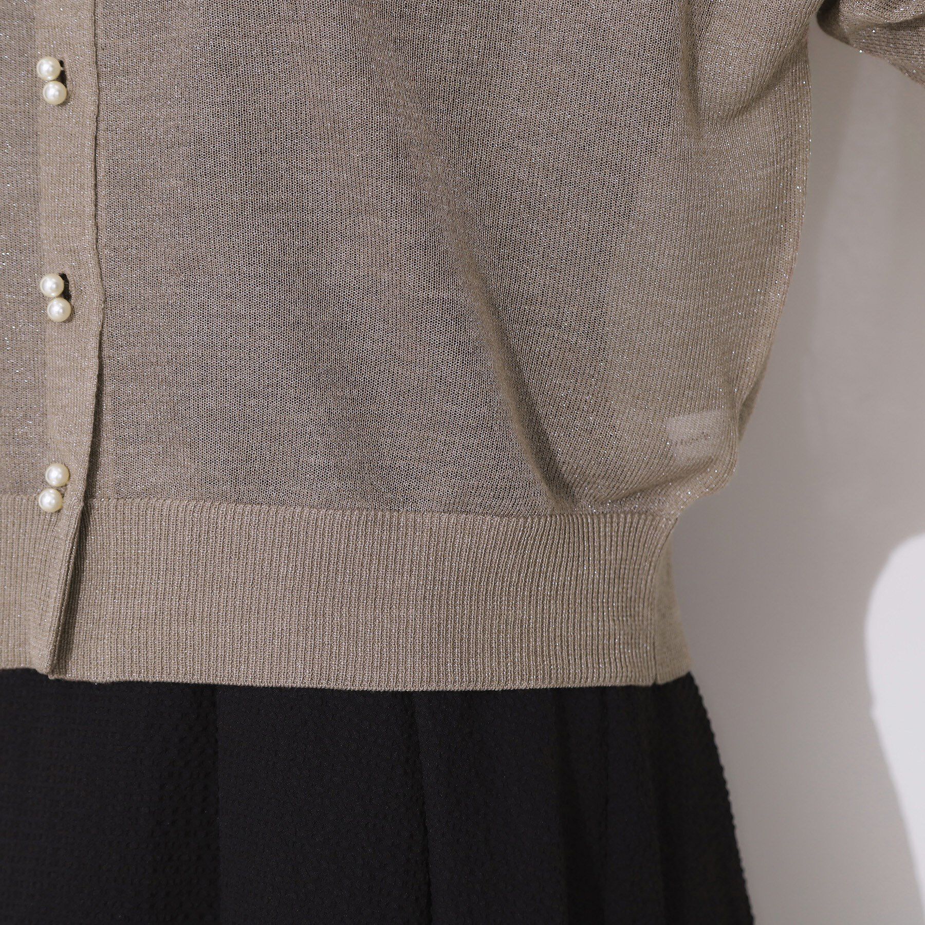 Couture broach「【上品な透け感・通勤】ダブルパール調釦シアーカーディガン」|カーディガン|