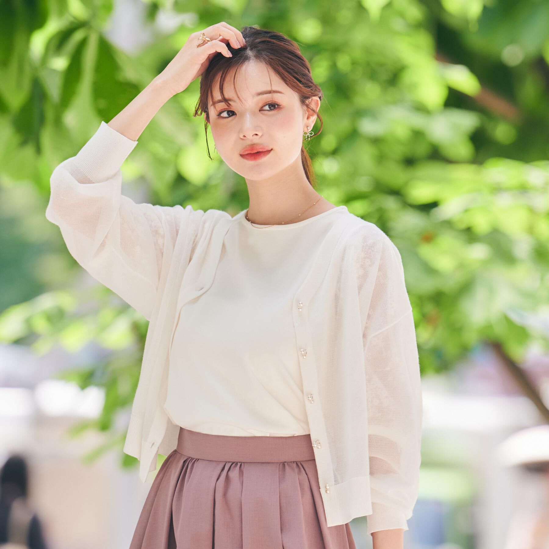 Couture broach「【上品な透け感・通勤】ダブルパール調釦シアーカーディガン」|カーディガン|