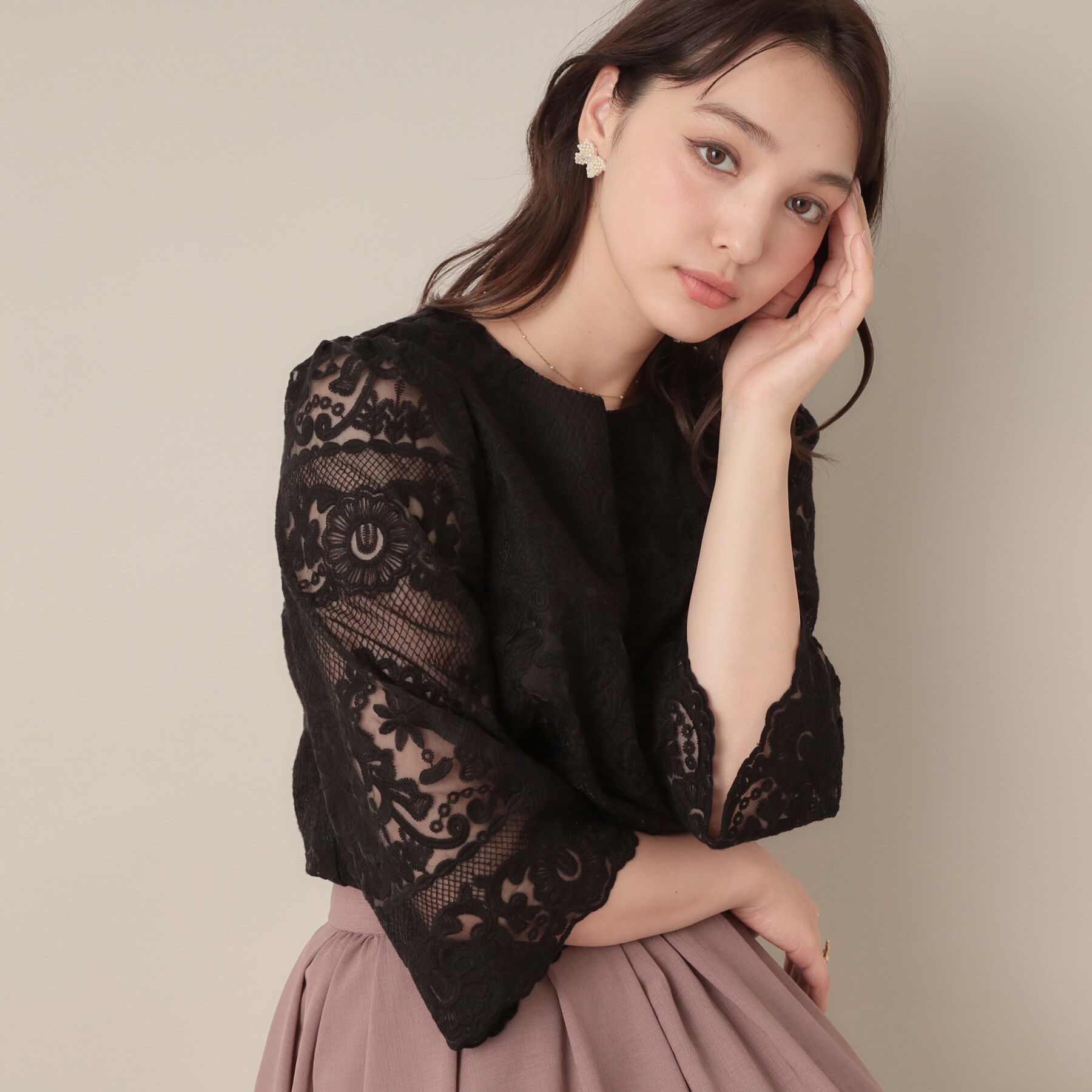 Couture broach「【一枚で着映える・高見え】刺繍レースフレアー袖ブラウス」|シャツ・ブラウス|ブラック(019)