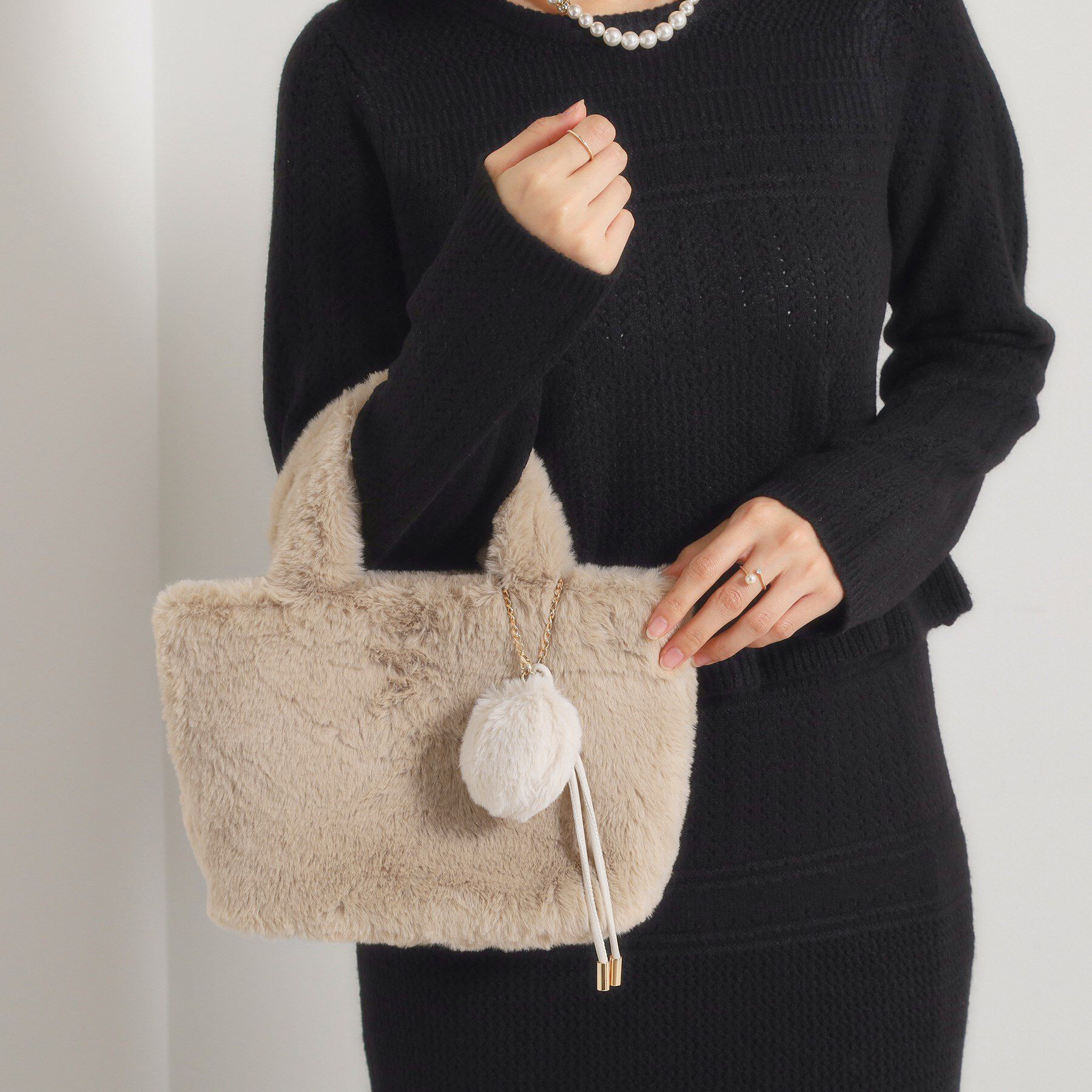 ITS&rsquo;DEMO「チャーム付きフェイクファートート」|トートバッグ|ベージュ(052)