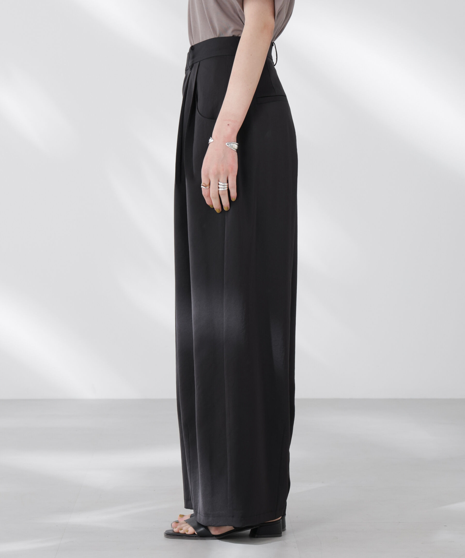 nano･universe「ダルサテンカーブタックパンツ」|チノ|