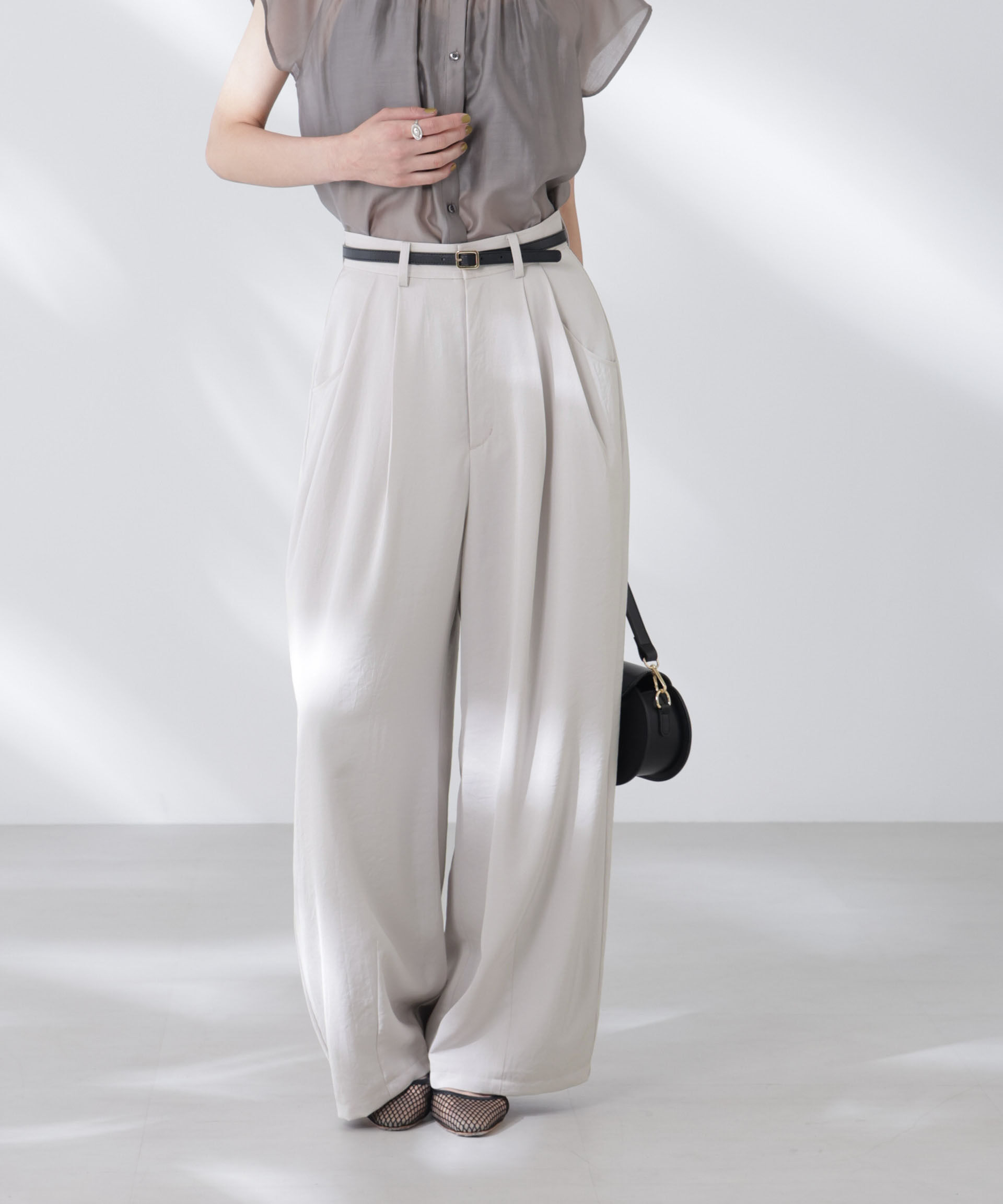 nano･universe「ダルサテンカーブタックパンツ」|チノ|