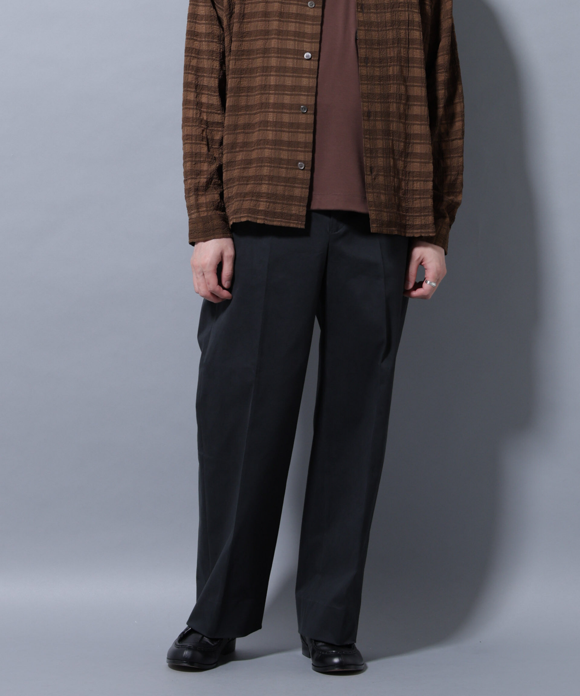 nano･universe「ピーチサテン ストレートフィット トラウザーズ」|チノ|