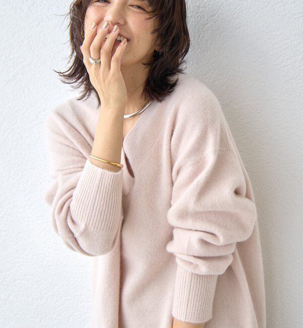  「【華やかな印象に】ヘアリーヤーン深Vネックニット」|ニット・セーター|