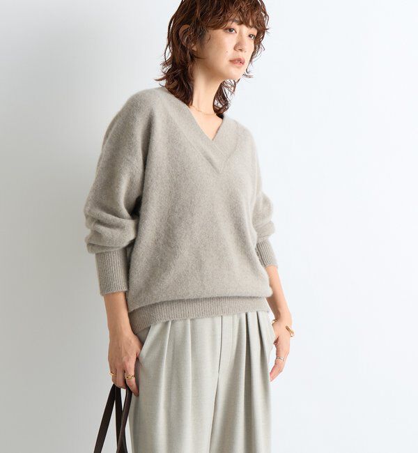  「【華やかな印象に】ヘアリーヤーン深Vネックニット」|ニット・セーター|