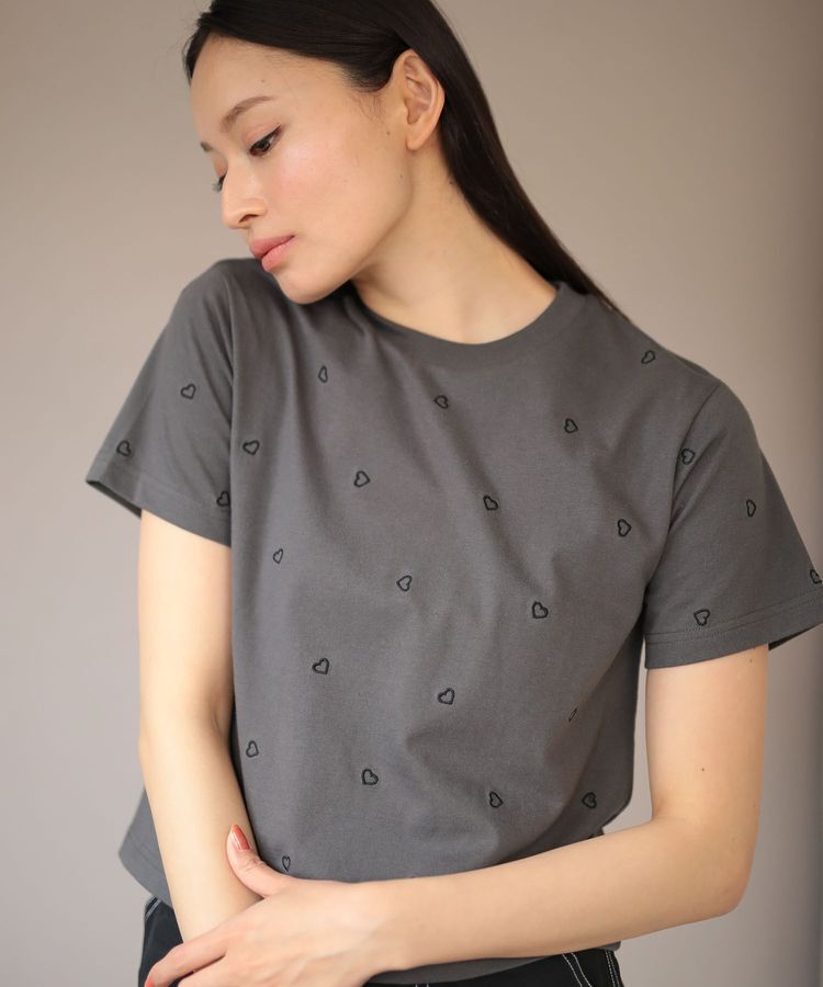 Green Parks「・DOUBLE FLAGS ハート総柄刺繍TEE」|Tシャツ・カットソー|Charcoal Gray