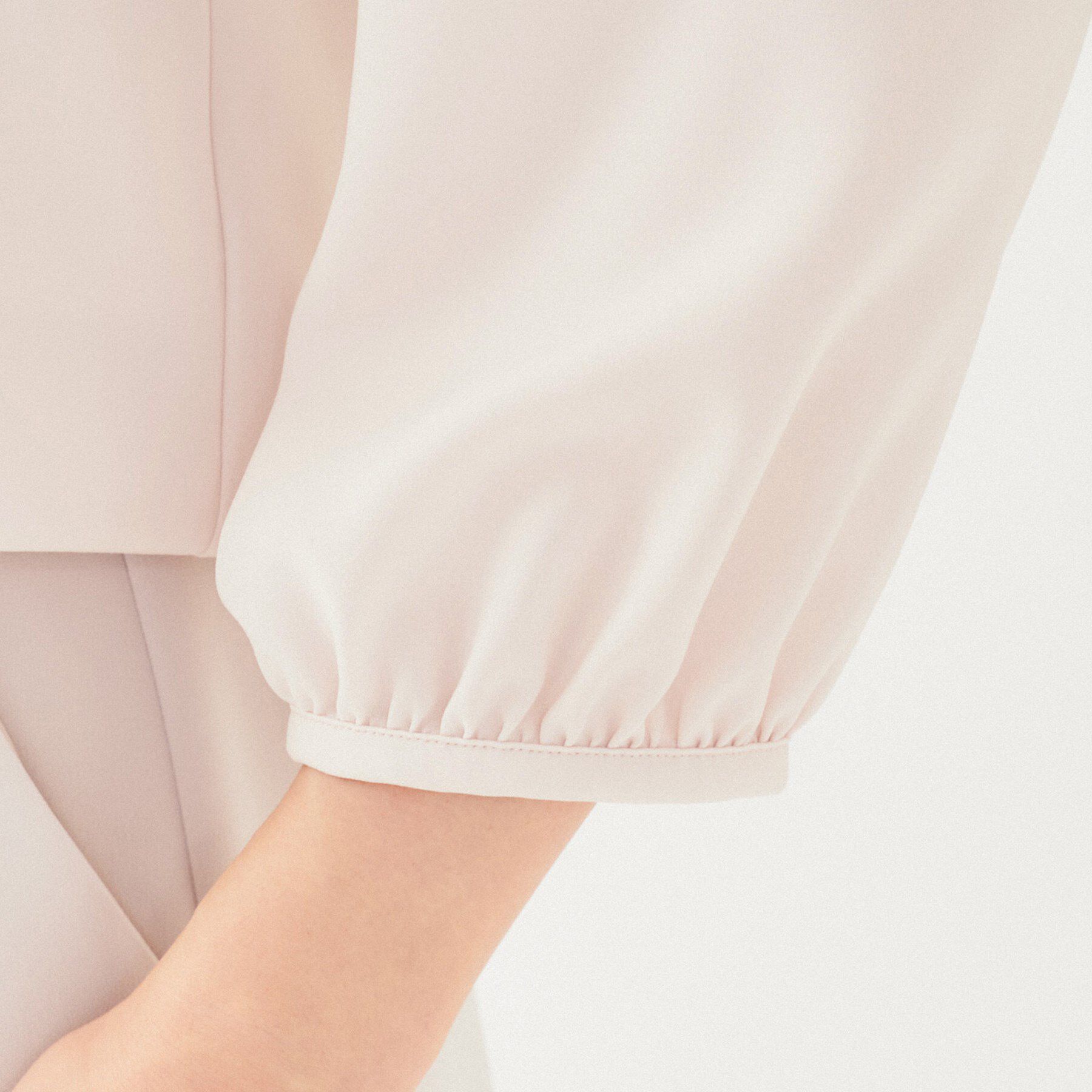 UNTITLED「【透けにくい/通勤】パウダリー タックブラウス」|シャツ・ブラウス|