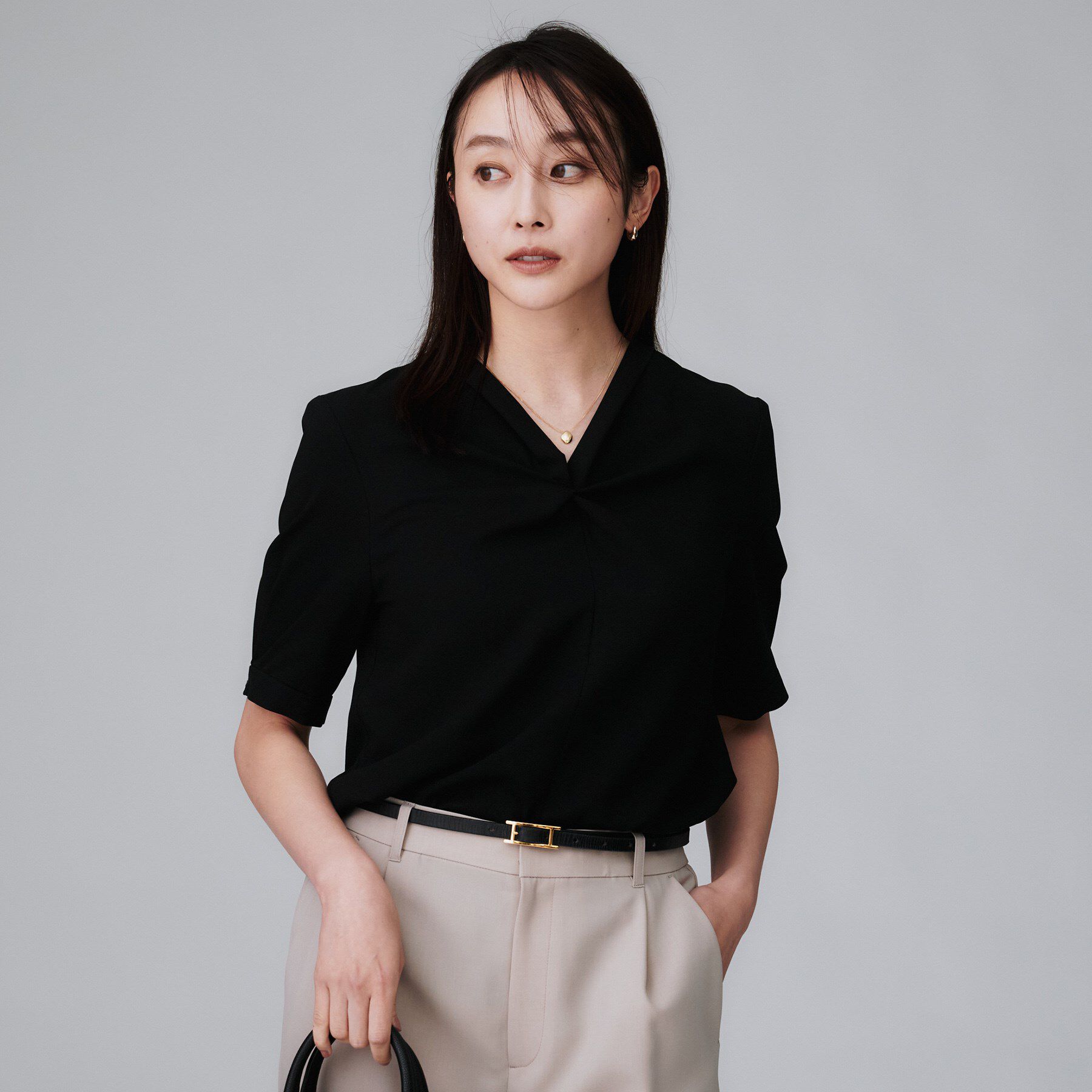 UNTITLED「【洗える/ストレッチ/通勤】Vネックブラウス」|シャツ・ブラウス|