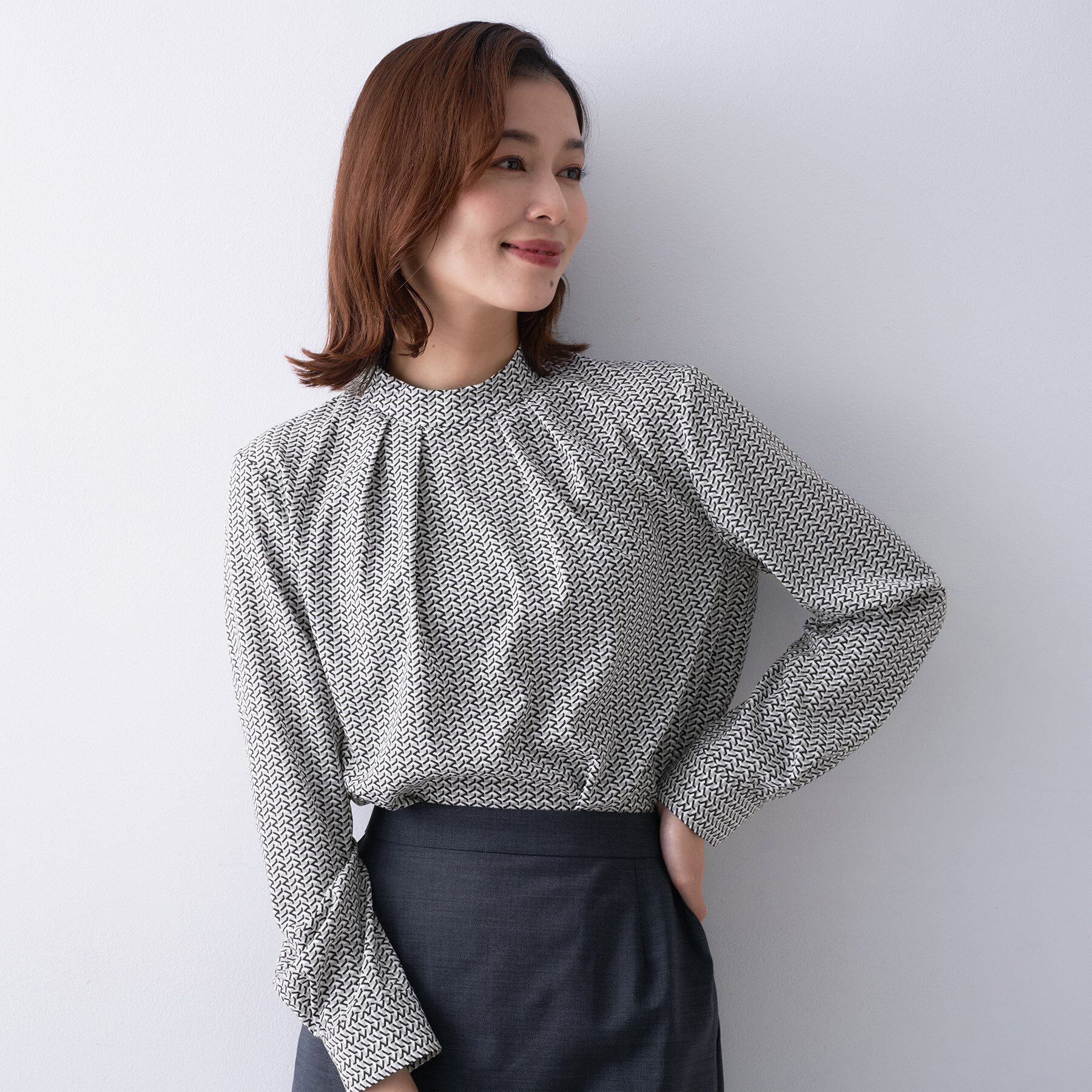 UNTITLED「【洗える/お仕事着】ジオメトリック ハイネックブラウス」|シャツ・ブラウス|グレー(112)