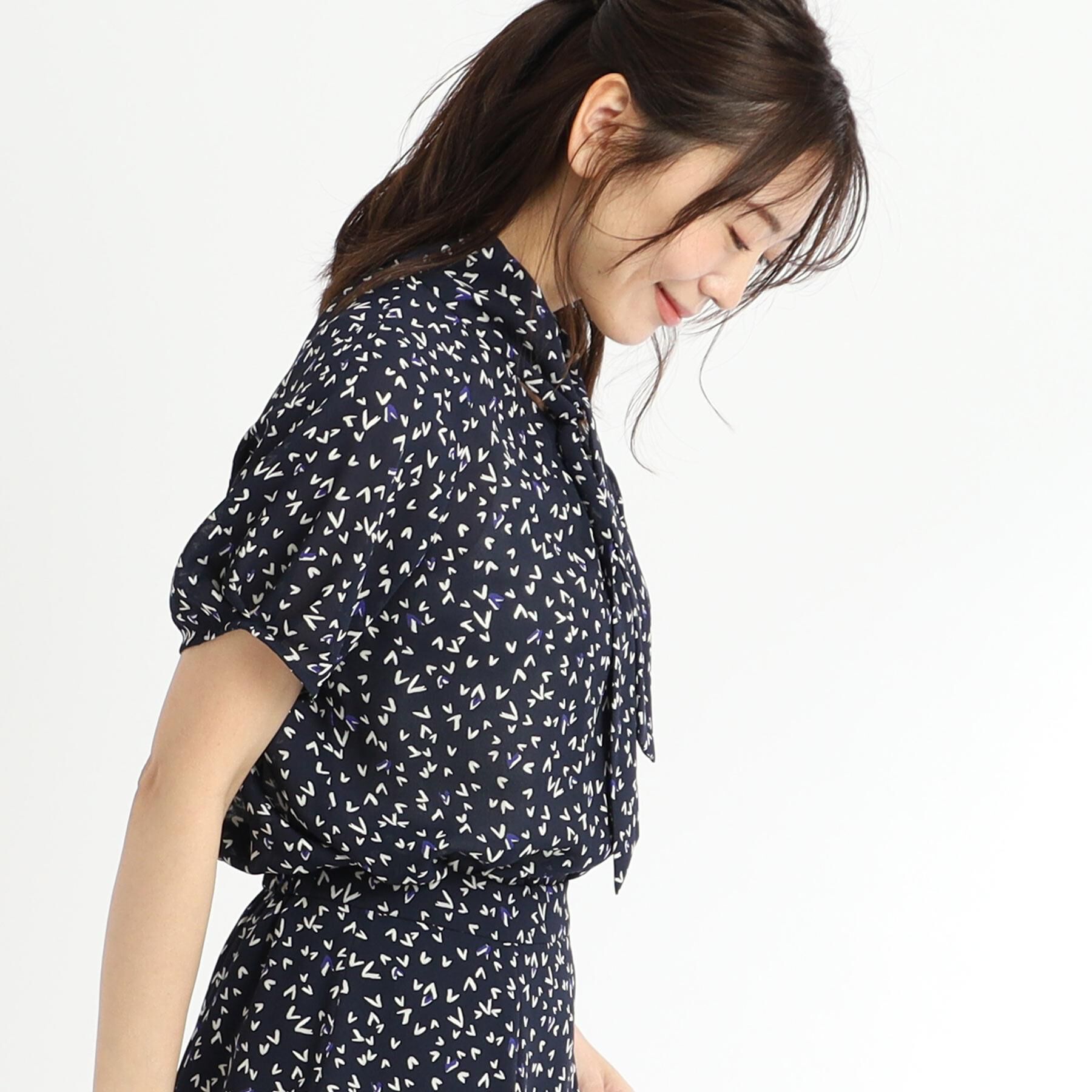 Reflect「【マシンウォッシュ可／セットアップ可】ボウタイプリントブラウス」|シャツ・ブラウス|ネイビー(194)