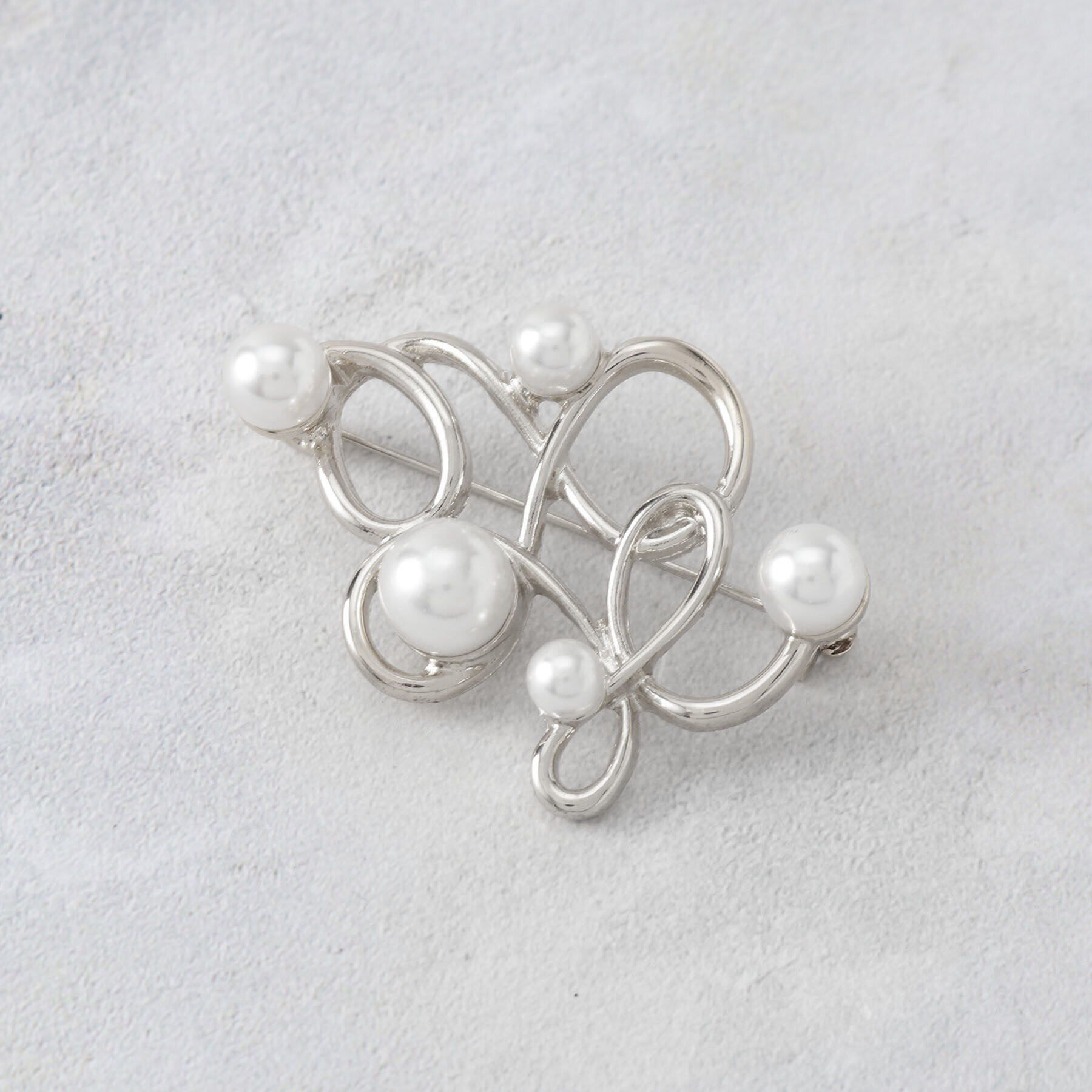 grove「【雑誌掲載】ニュアンスメタルパール調ブローチ【入卒対応可】」|ブローチ・コサージュ|