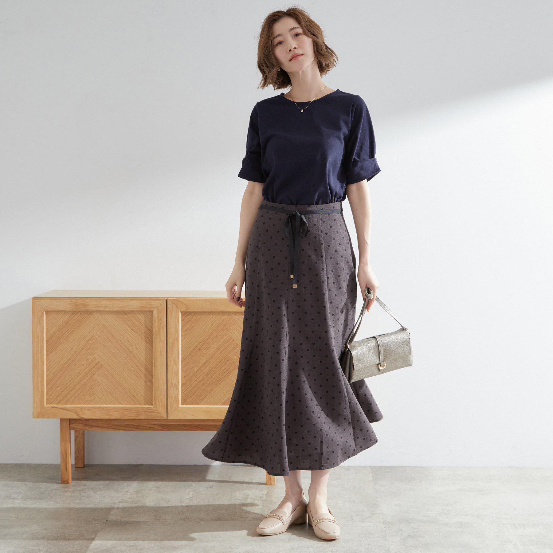 grove「きちんと感と女性らしさ、二の腕カバーが一枚で叶う　袖口パール調ボタンプルオーバー」|Tシャツ・カットソー|